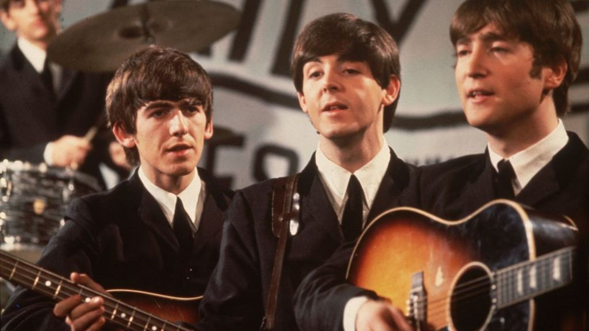 The Beatles le 25 novembre 1963 lors d'un show télévisé à Manchester.
