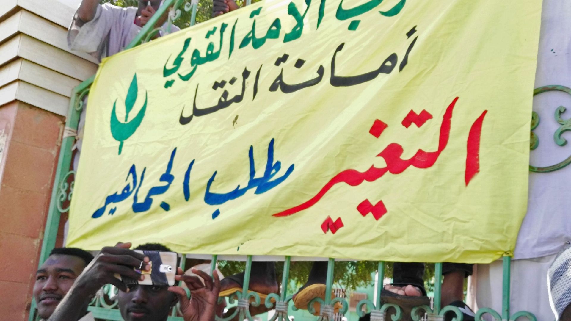 Contestation populaire au Soudan: "Il y a un effondrement du système politique du président el-Béchir"