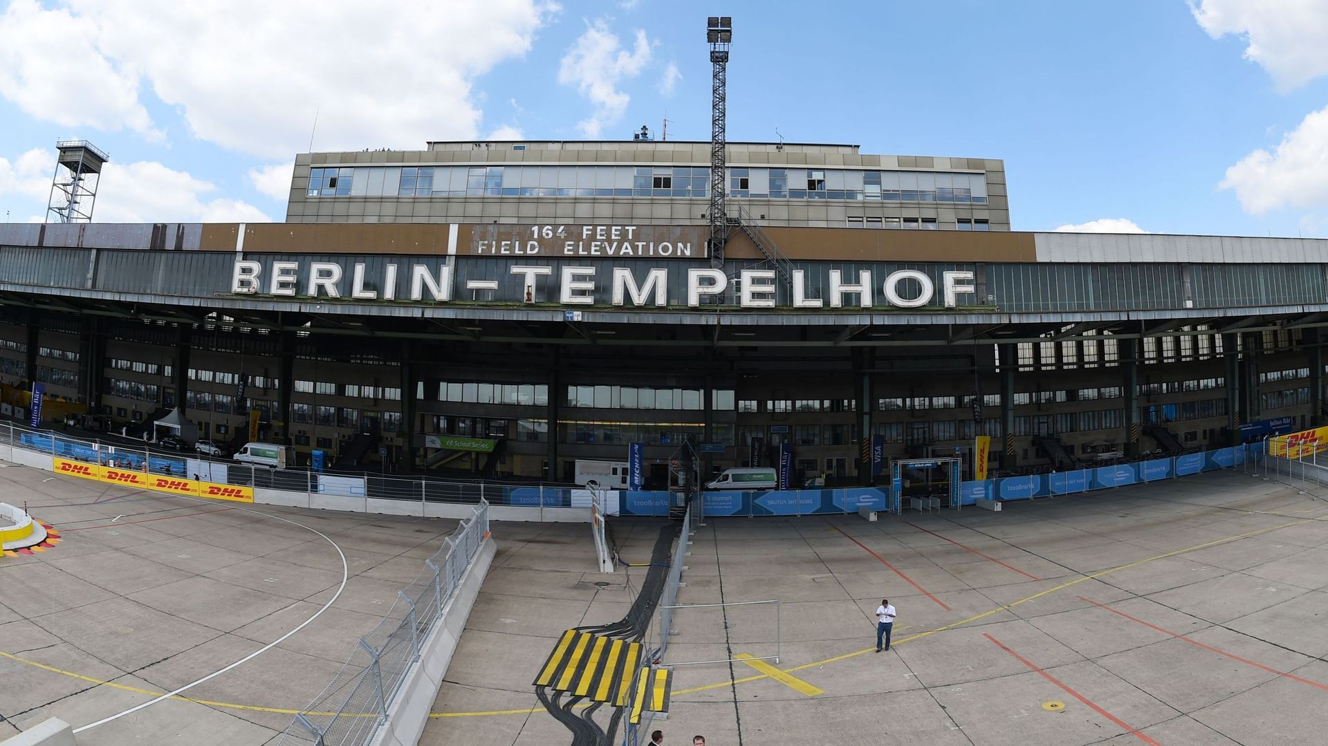 Fermé fin 2009, Tempelhof va ainsi accueillir dans l'un de ses hangars 73 tentes en train d'être montées samedi par des soldats, des pompiers et des volontaires.