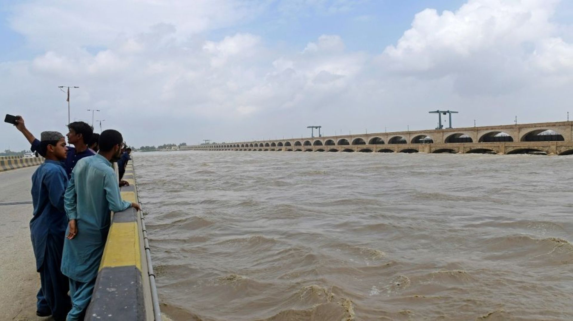 Le barrage de Sukkur sur le fleuve Indus, dans le sud du Pakistan, le 27 août 2022
