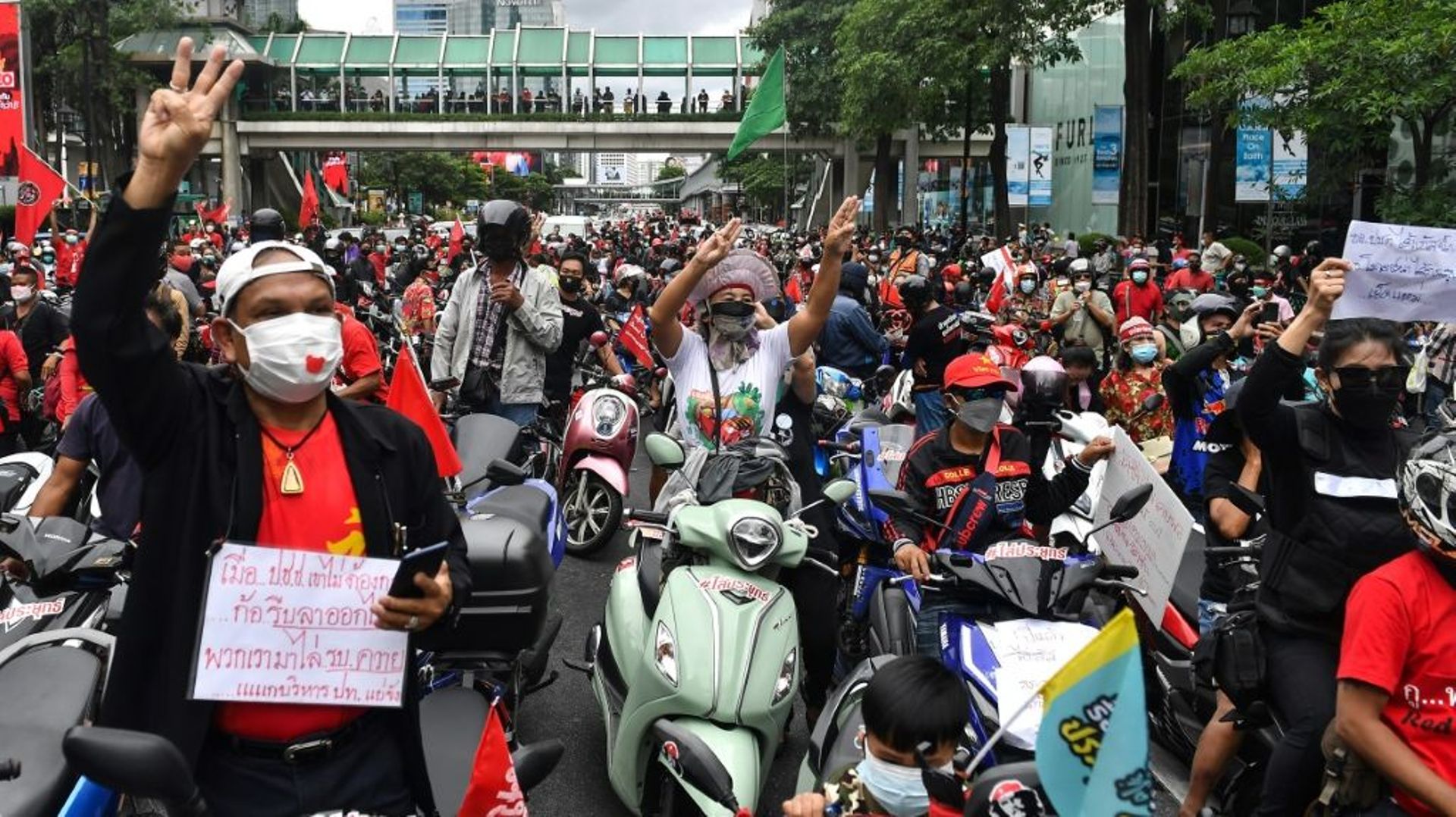 Des manifestants défilent à Bangkok pour demander la démission du Premier ministre Prayuth Chan-O-Cha, le 15 août 2021 en Thaïlande