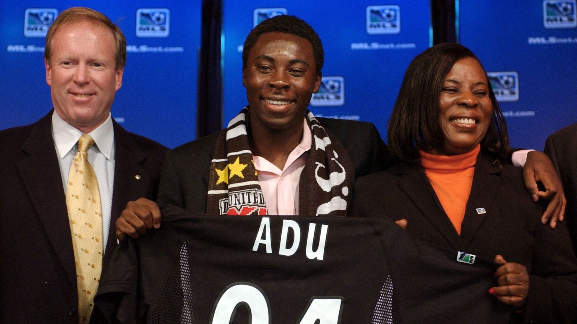 Le jeune Freddy Adu signe un contrat professionnel à 14 ans en MLS.