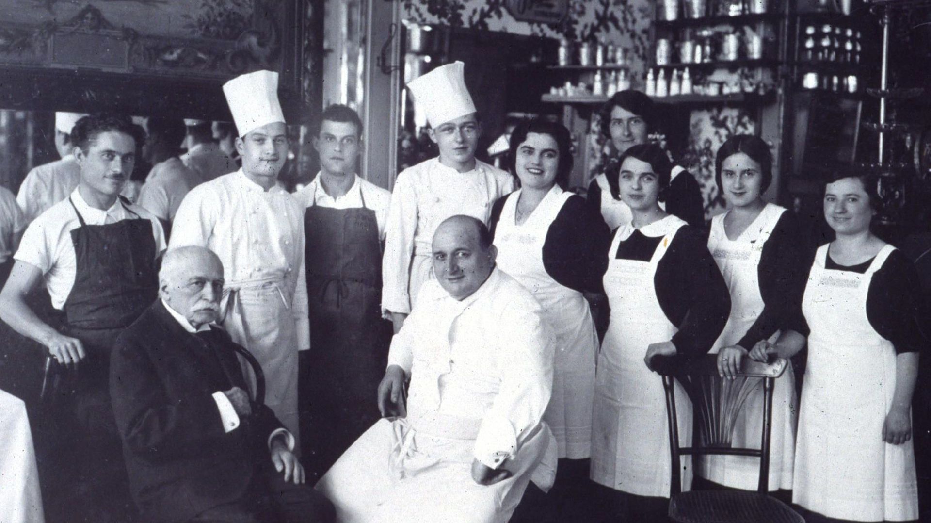 Auguste Escoffier (en bas à droite), posant avec l'équipe d'un grand restaurant de Nice, en 1930  