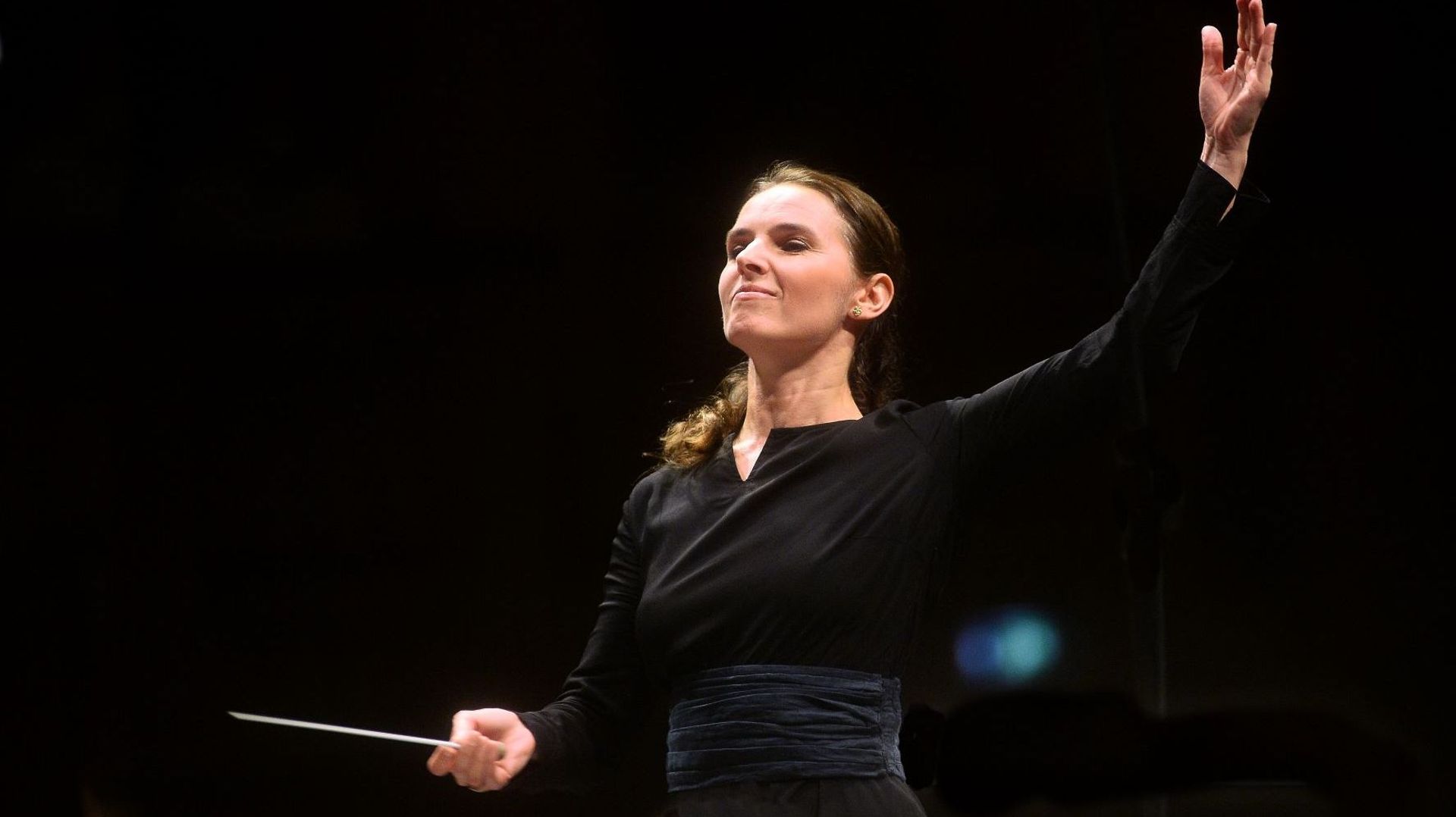 Oksana Lyniv à la direction durant les concerts de l’été 2022 au Teatro Comunale di Bologna.