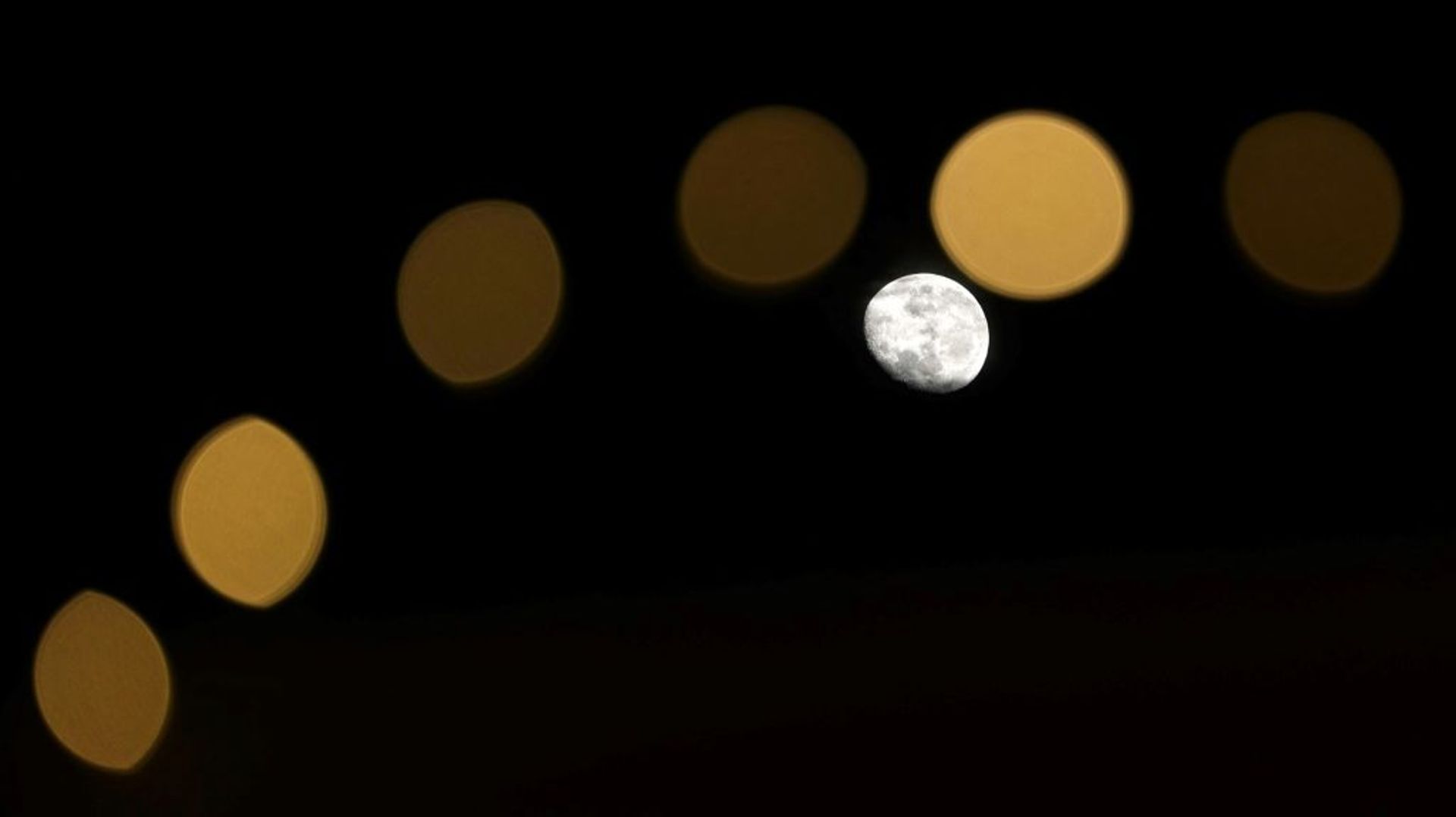 La lune se lève au-dessus de la ville de Gaza, le 15 mai 2022