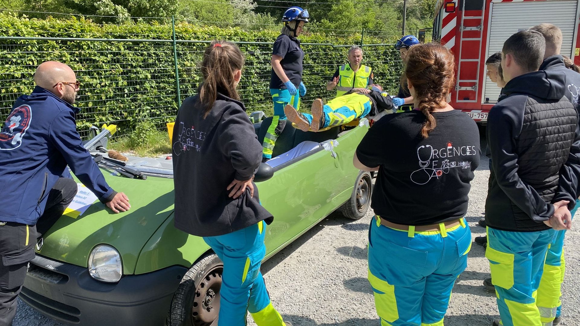 Coachés par des pompiers de la zone Dinaphi, les étudiants SIAMU de l’Hennalux apprennent les techniques pour évacuer en toute sécurité une victime d’un accident de la route dont le véhicule a dû être désincarcéré.
