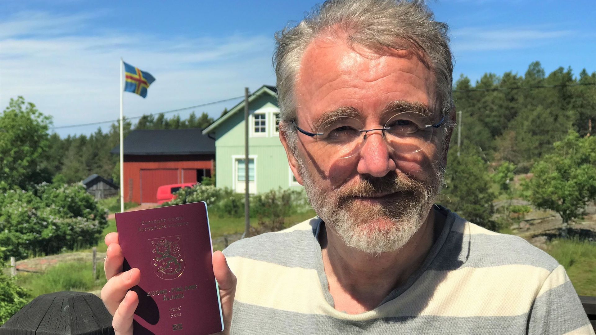 Bengt Michelsson est citoyen alandais car il est de nationalité finlandaise, il vit dans l'archipel depuis plus de 5 ans et il parle le suédois. 