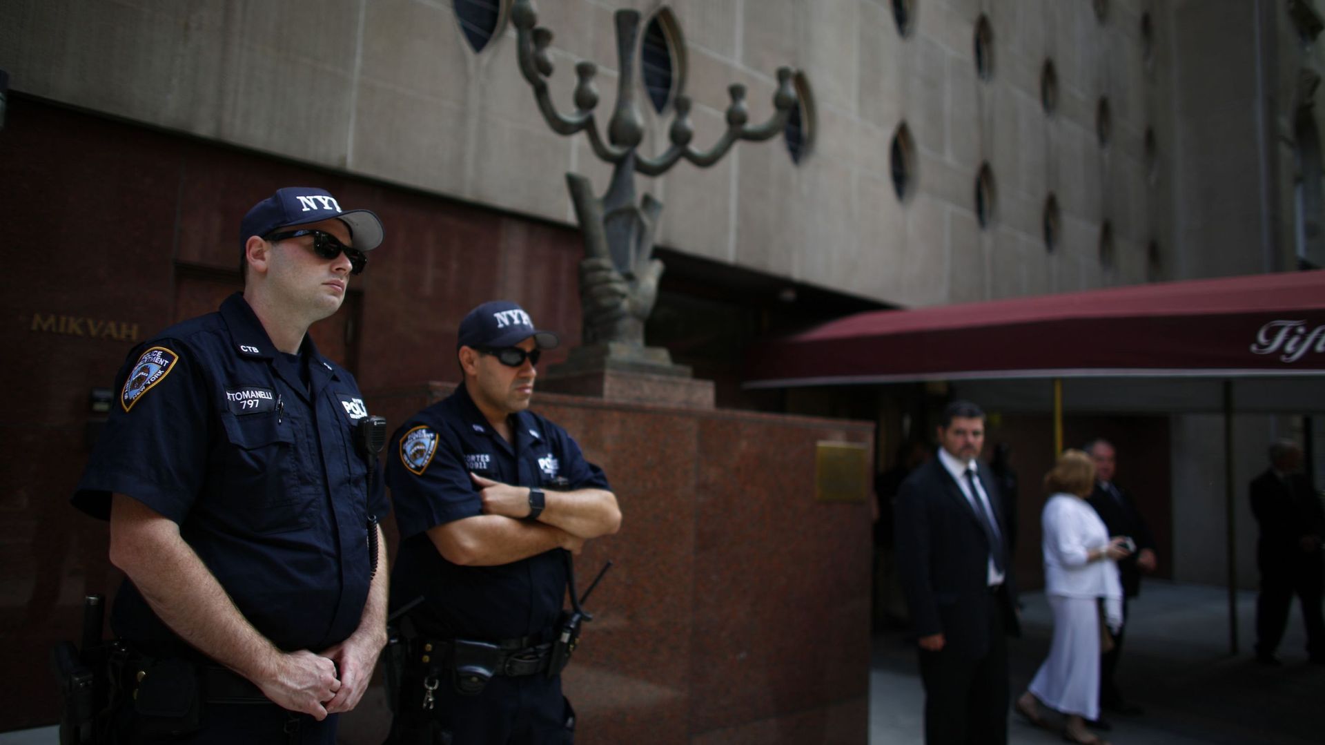 Des policiers en faction devant la synagogue où se tiennent les funérailles d'Elie Wiesel, le 3 juillet 2016 à New York.