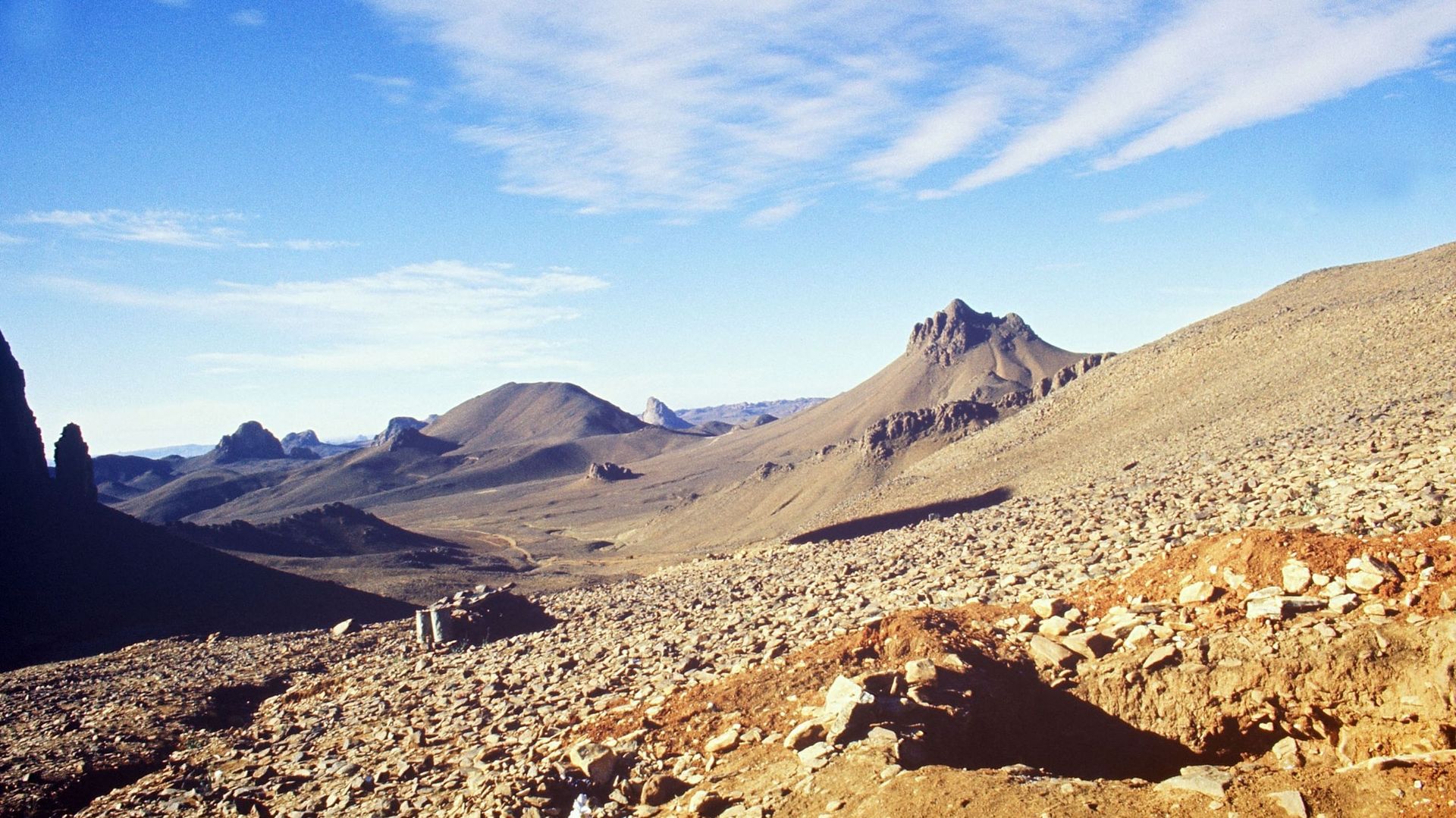 Une vue prise en 1976 en Algérie, dans le Sahara central, des formations montagneuses du massif du Hoggar vers l’Assekrem. Le Hoggar qui culmine au Tahat (2918 m) est peuplé par des Touaregs.