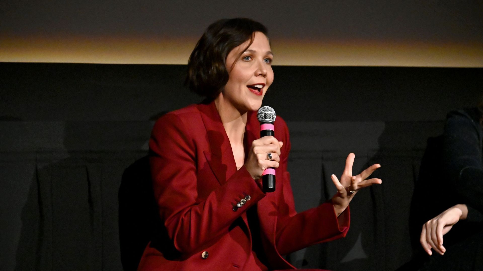 Maggie Gyllenhaal prend la parole lors de la séance de questions-réponses pour la projection du film "The Lost Daughter" de Netflix au Metrograph, le 15 décembre 2021 à New York.