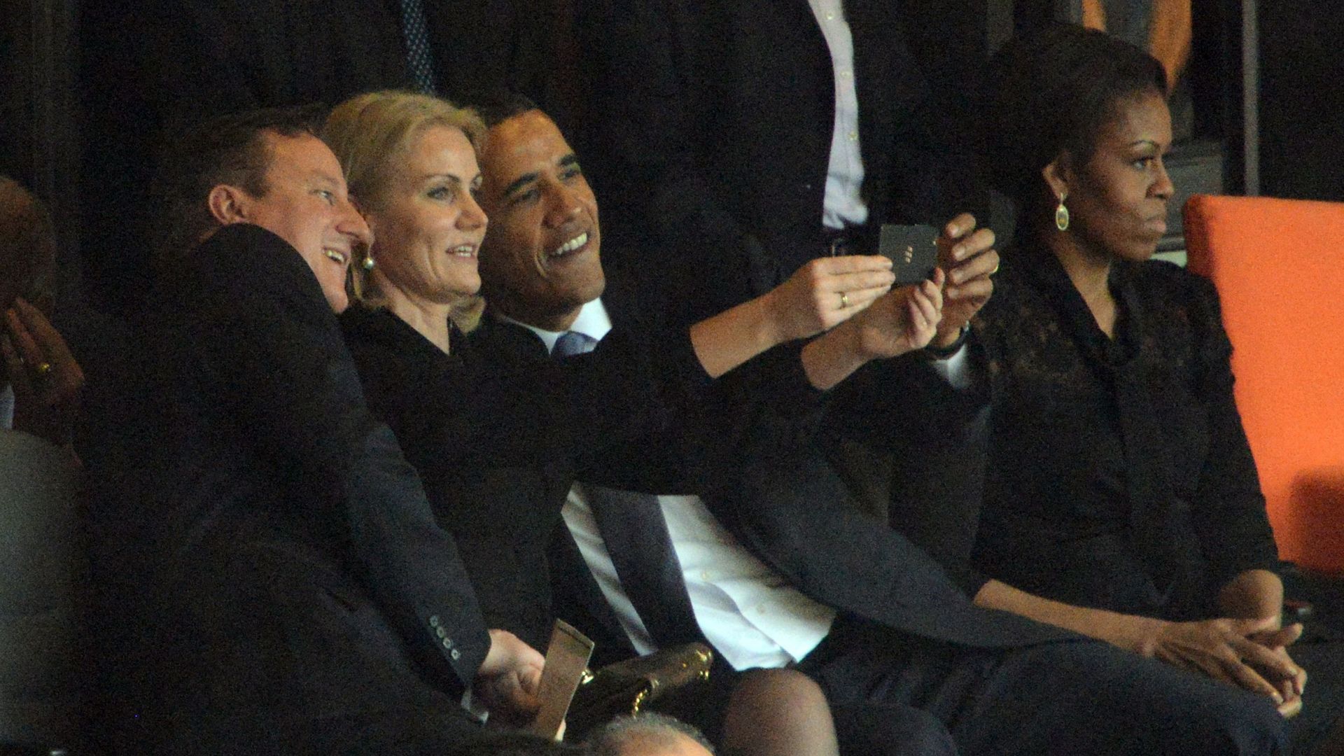 Barack Obama prend un selfie avec le Premier ministre danois