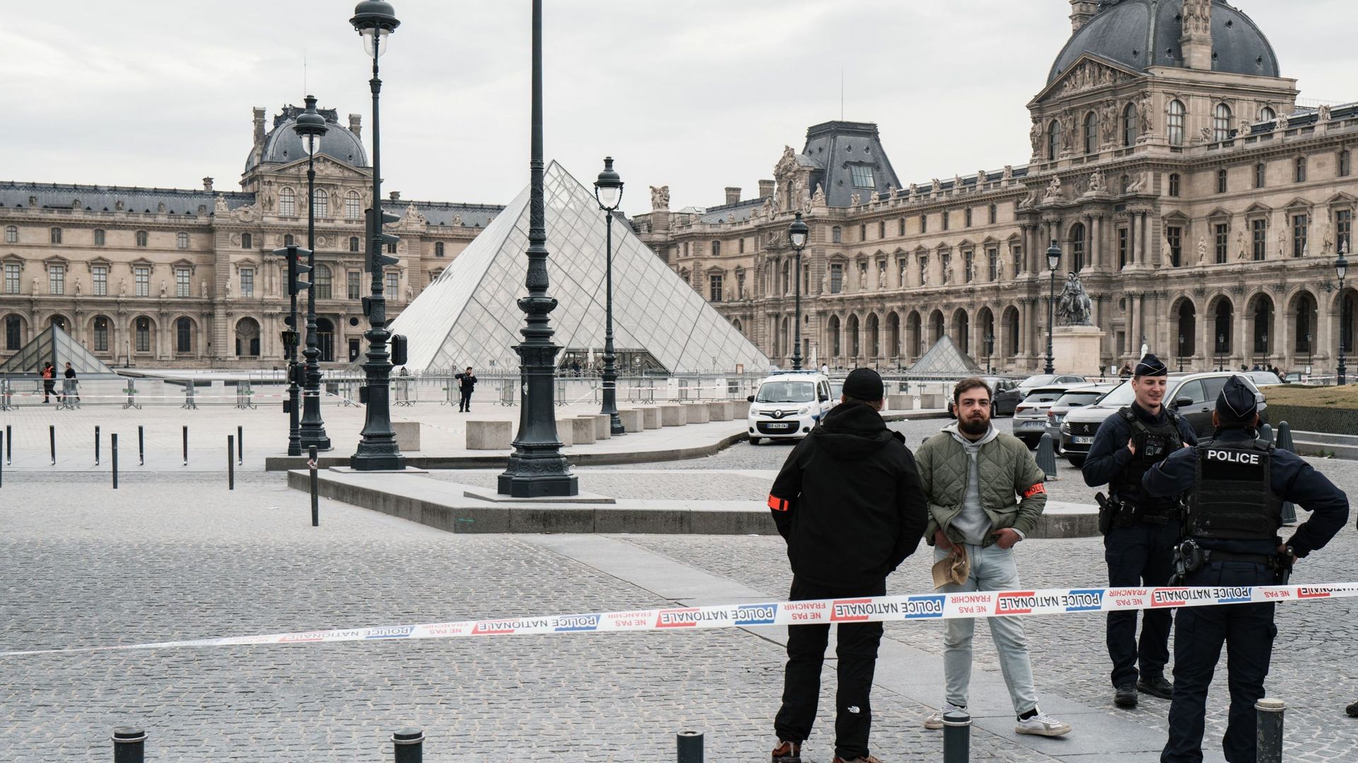 Vol au Louvre : une vidéo montre comment les cambrioleurs s’échappent par le monte-charge, puis en scooter