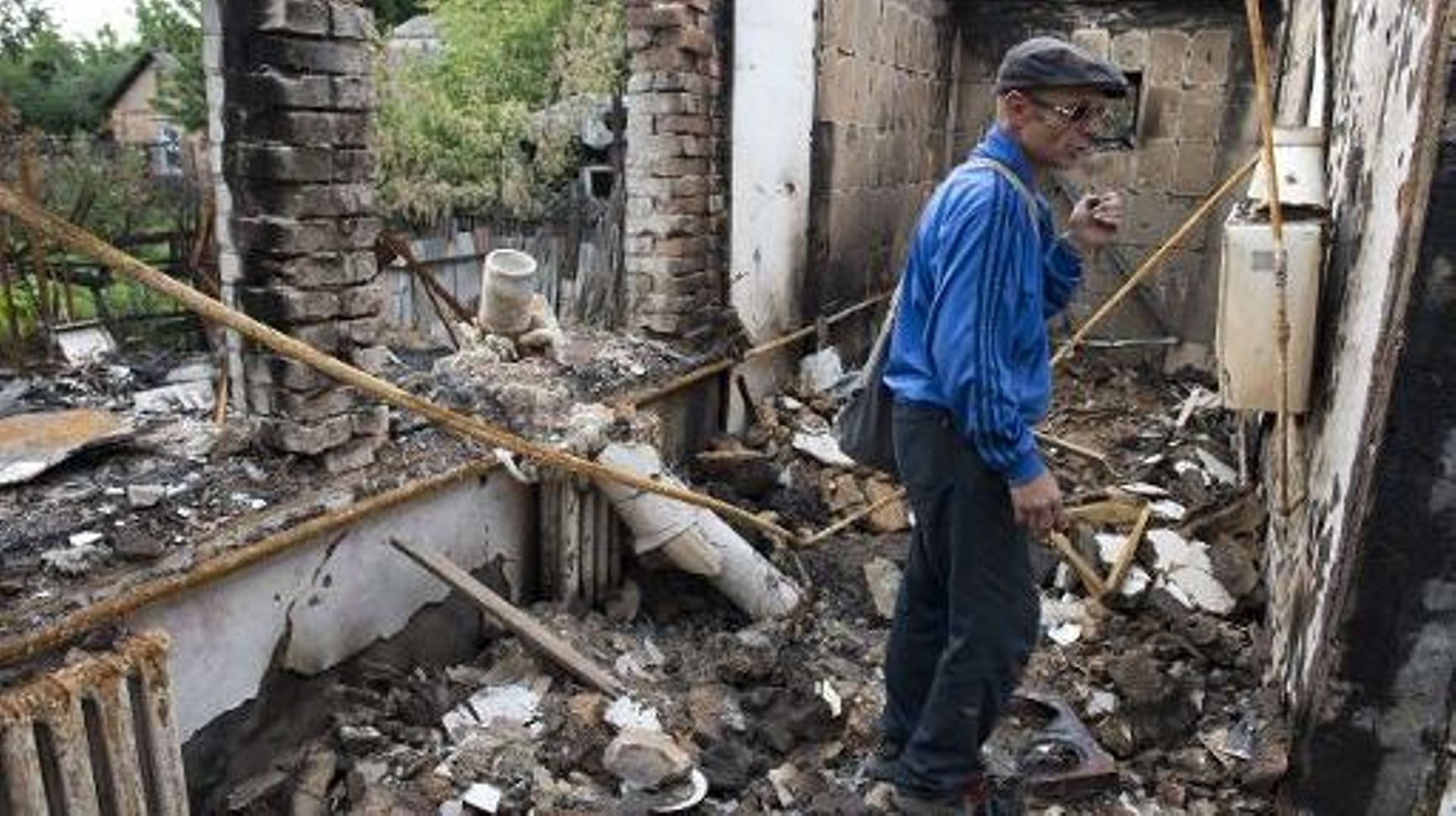 Un homme dans sa maison détruite par des obus à Slaviansk, dans l'est de l'Ukraine, le 24 juin 2014