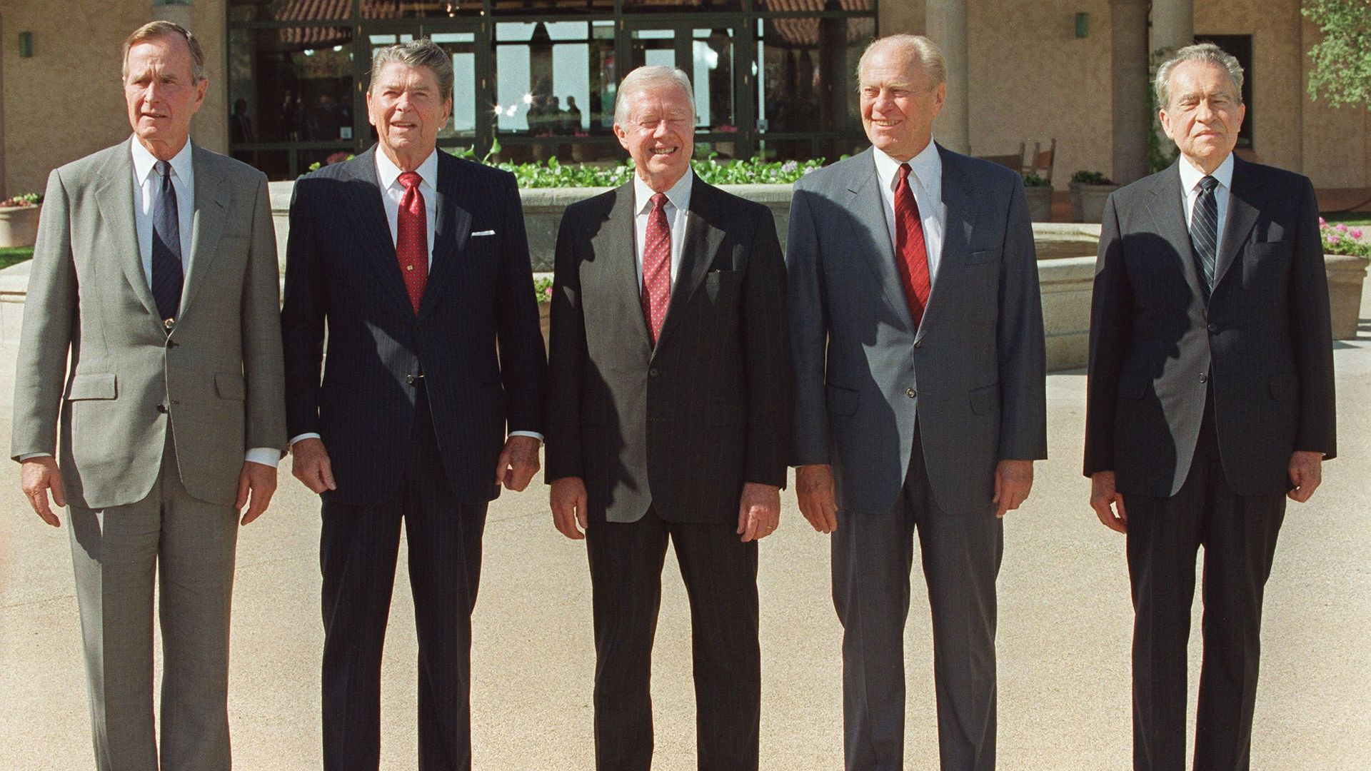 Les présidents des décennies 70-80, à savoir, de gauche à droite, G. Bush, R. Reagan, J. Carter, G. Ford et R. Nixon (photo de 1991) 