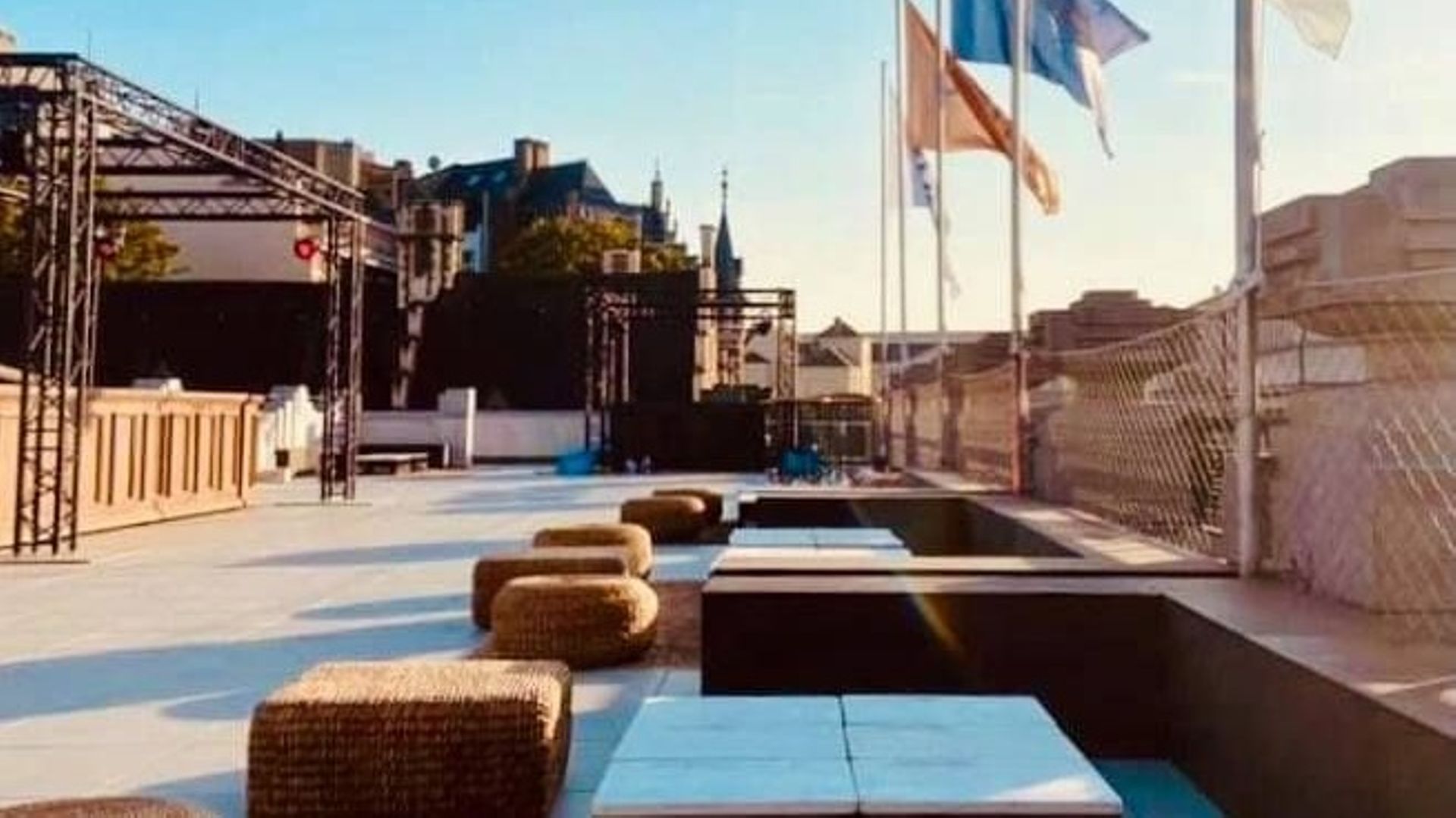 La terrasse, qui s'étend sur quelque 250 m2, offre une vue panoramique de la ville, depuis le Palais royal à l'hôtel de Ville jusqu'à la Basilique de Koekelberg.
