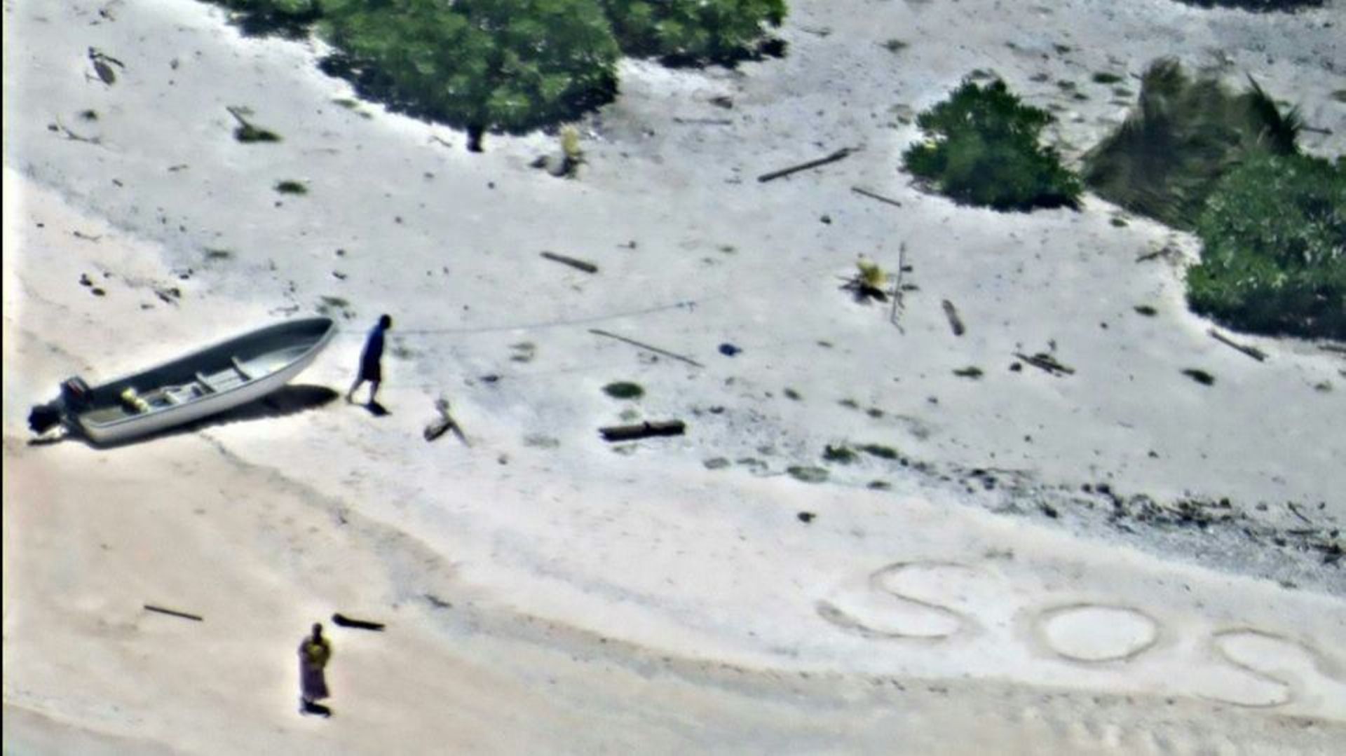Image fournie par la marine américaine montrant un SOS écrit sur le sable photographié par une équipe de recherches sur l'île d'East Fayu, en Micronésie, le 25 août 2016