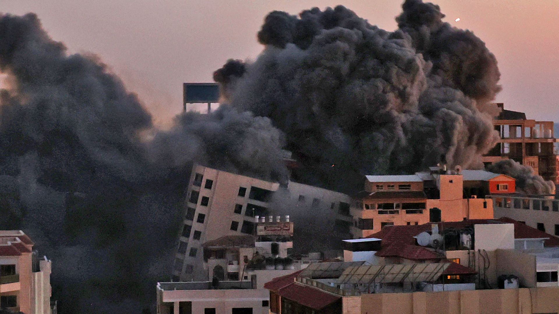 Conflit israélo-palestinien : à Gaza, destruction d'un immeuble d'une dizaine d'étages dans une frappe israélienne