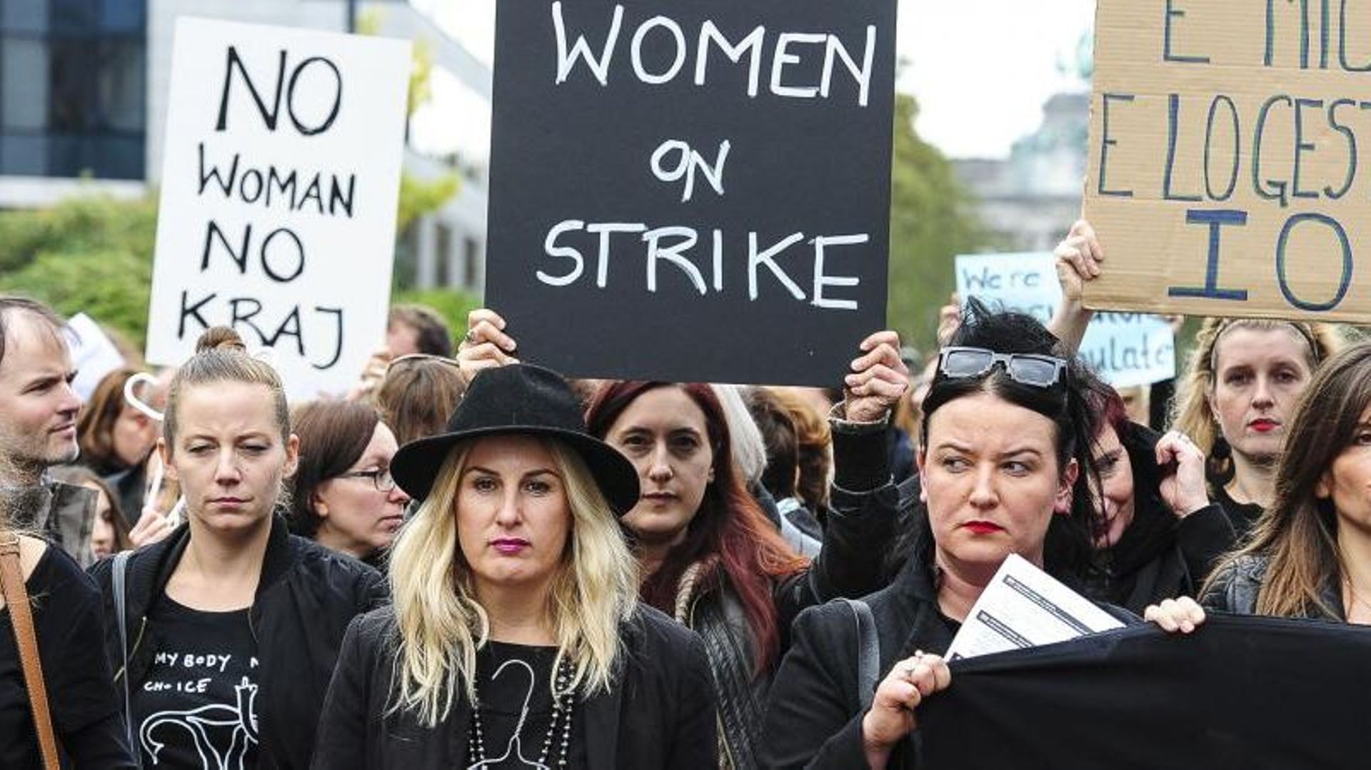 Des femmes défilent lors du "lundi noir", le 3 octobre 2016, à Bruxelles, pour protester contre la proposition de loi interdisant presque totalement l'avortement en Pologne