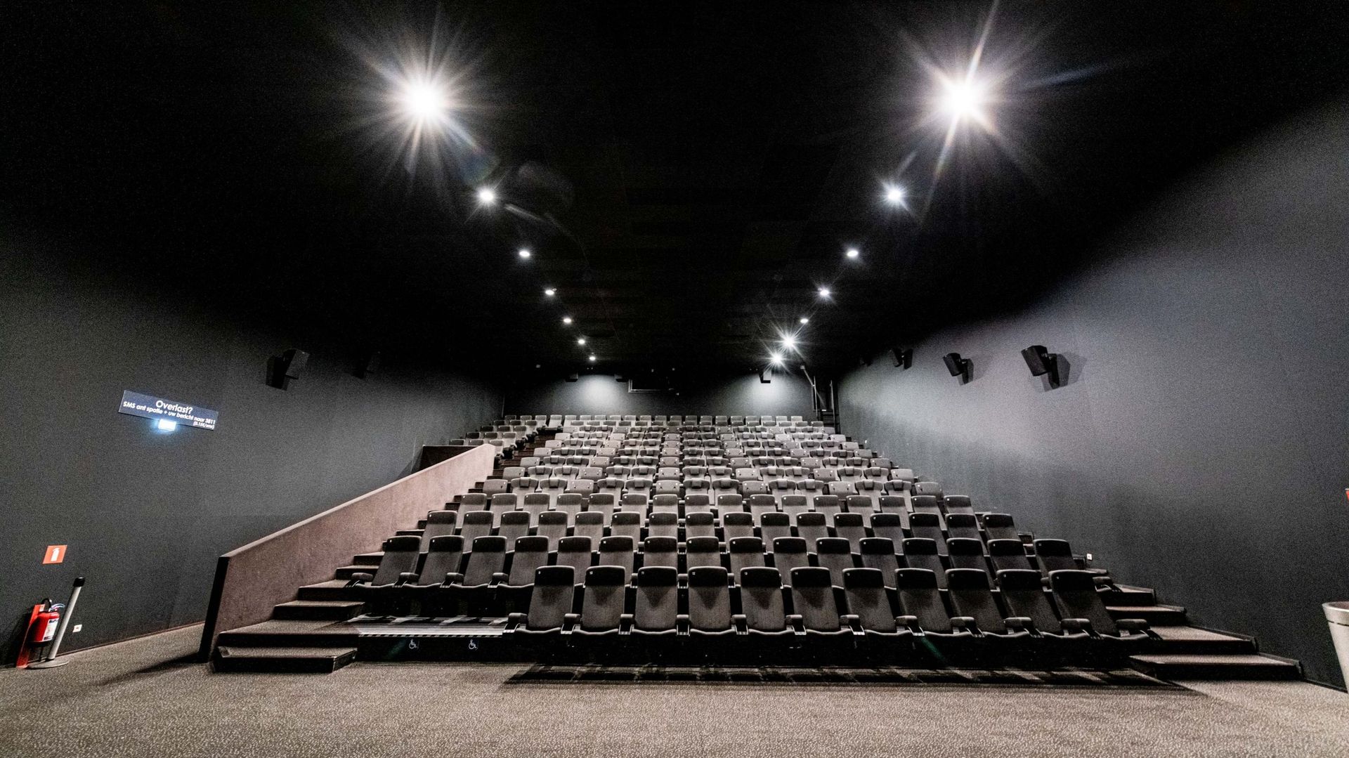 Une salle de cinéma vide dans un cinéma Kinepolis à Anvers, vendredi 24 décembre 2021.