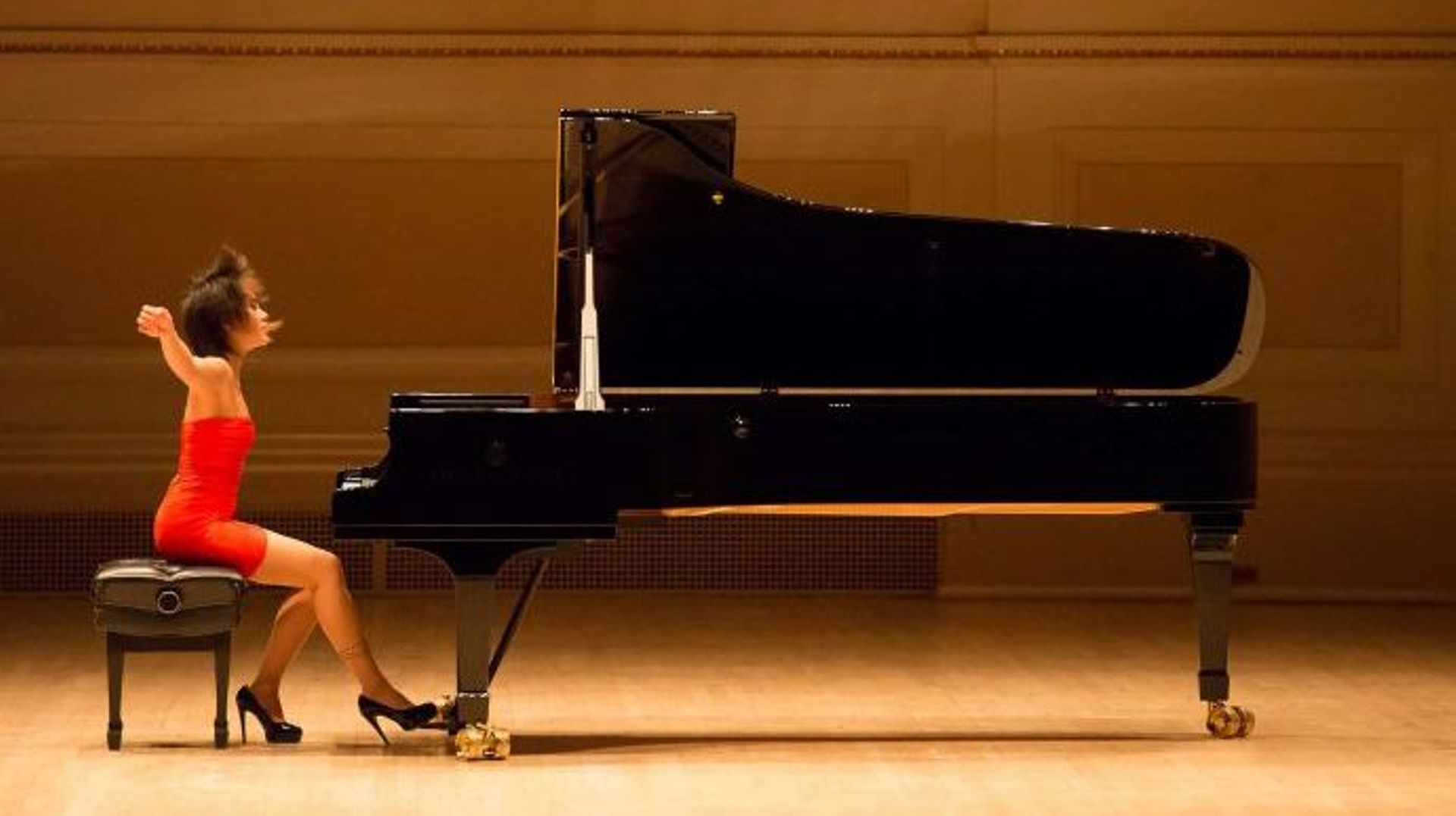 Les "doigts volants" de Yuja Wang interprètent le concerto de Ravel