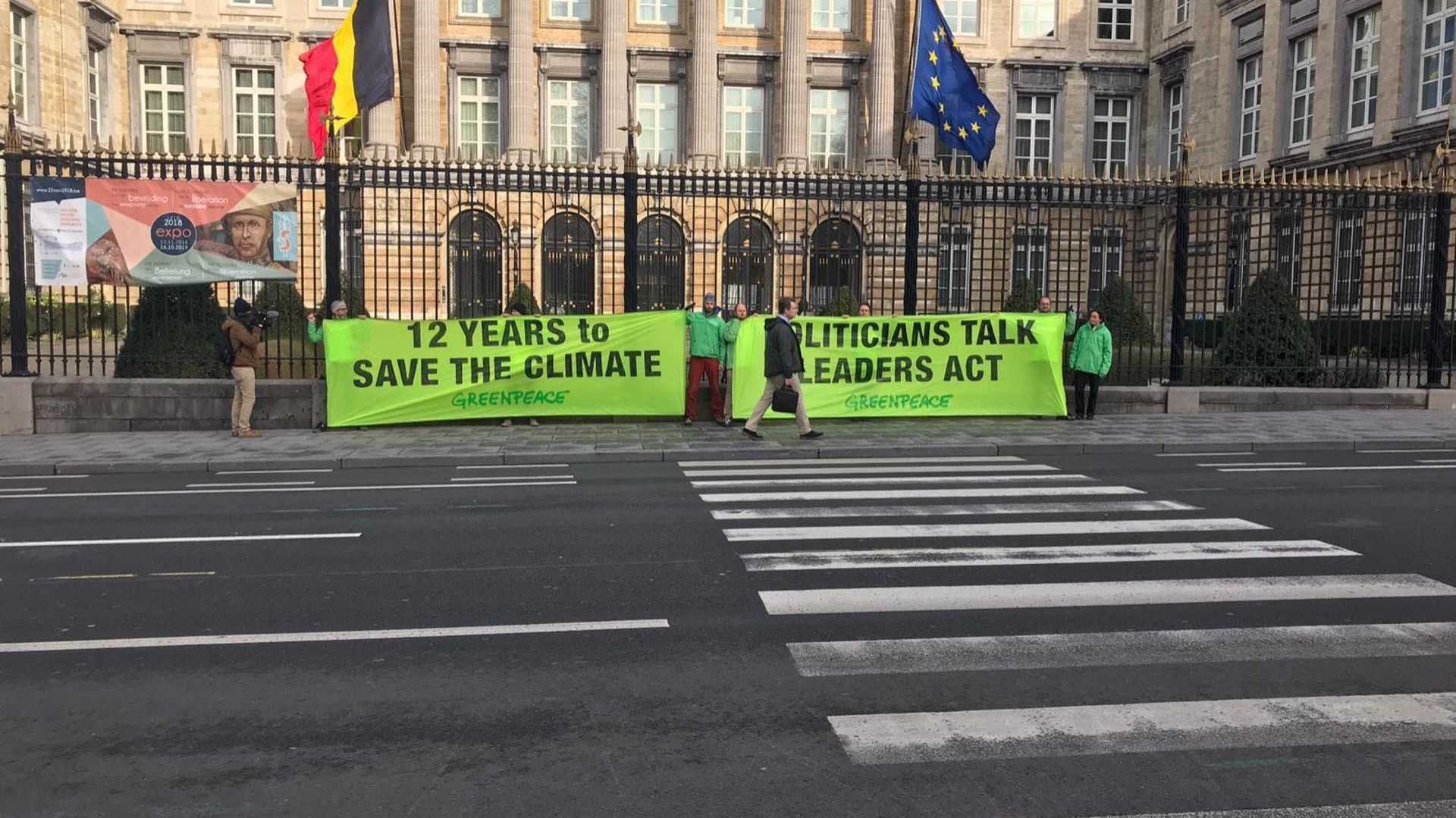 Une centaine de personnes réunies devant le Parlement pour plus de justice climatique