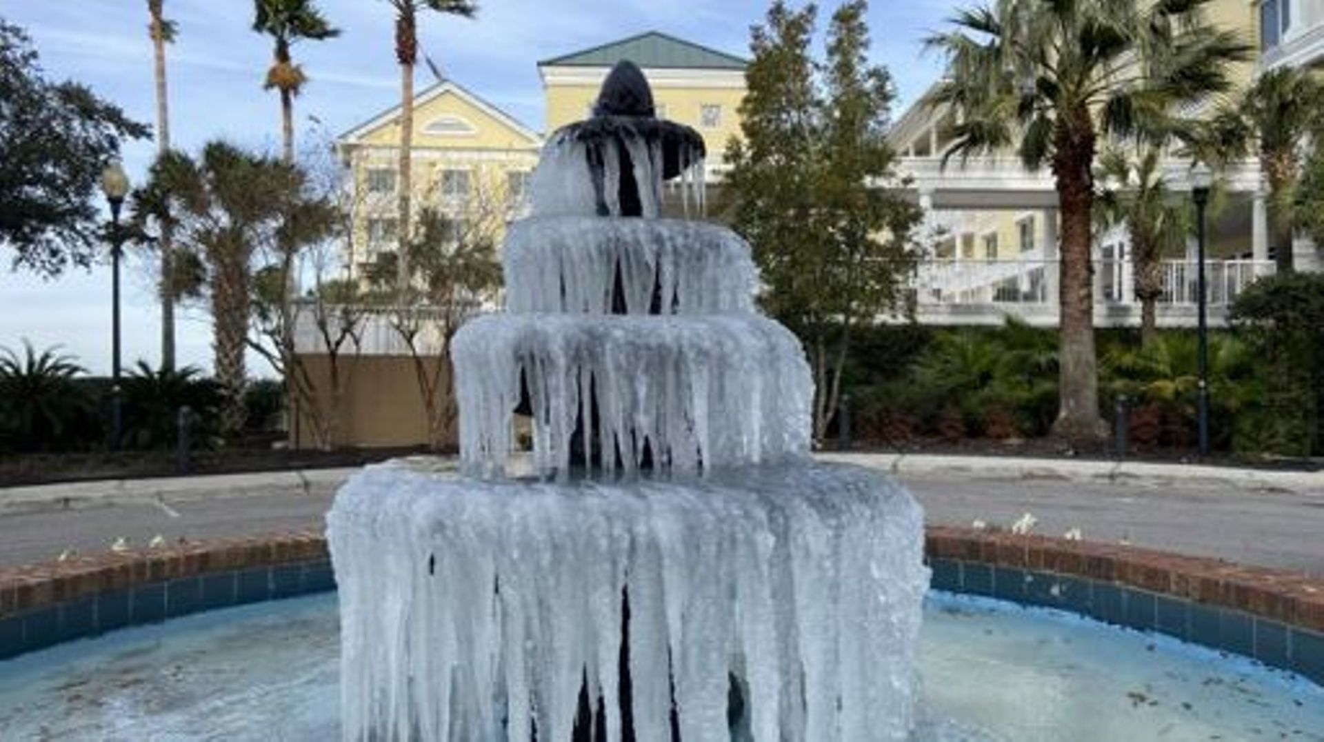 De la glace orne une fontaine à Charleston, en Caroline du Sud, le 24 décembre 2022.