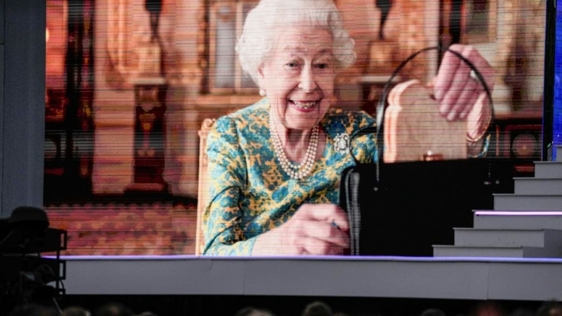 La reine Elizabeth II apparaît sur un écran géant lors de son jubilé de platine, à Londres, le 4 juin 2022