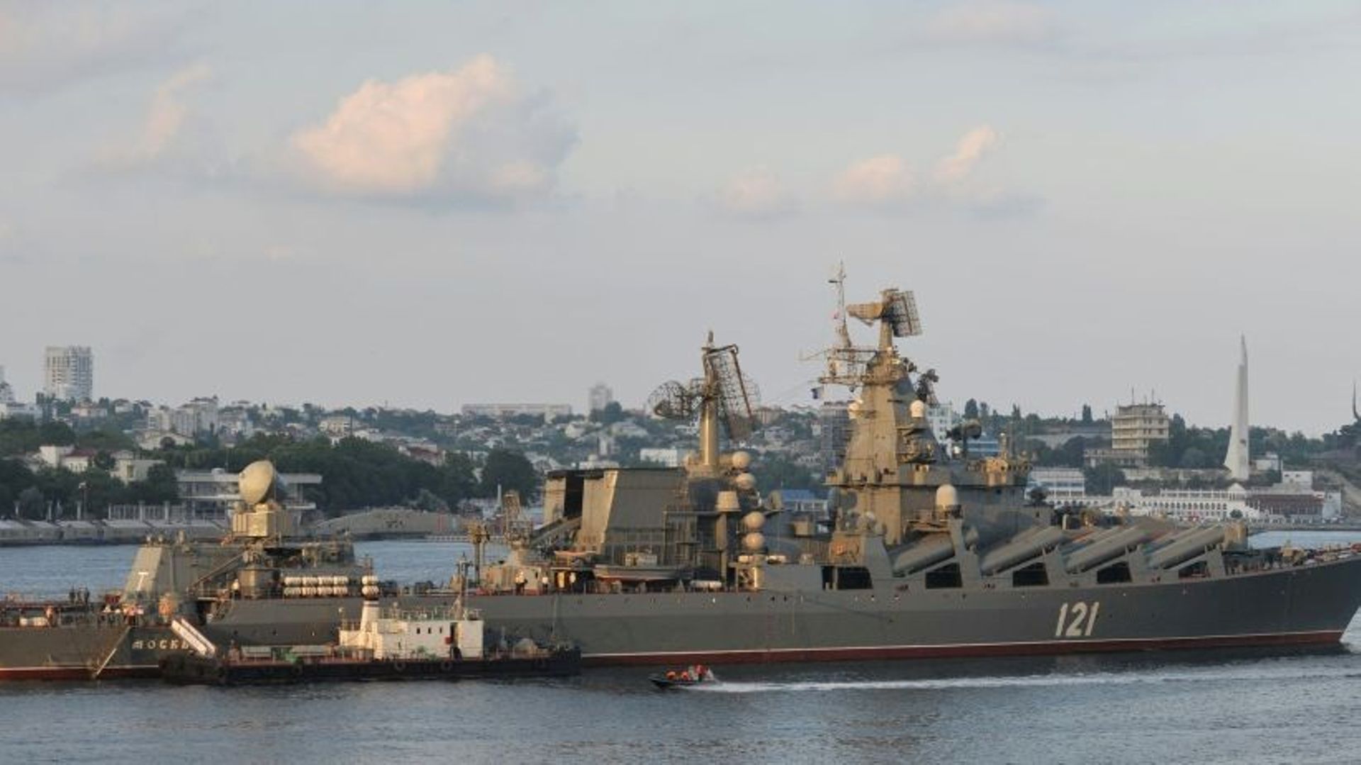 Le croiseur lance-missiles russe Moskva, en juillet 2011 près de Sébastopol, en Crimée
