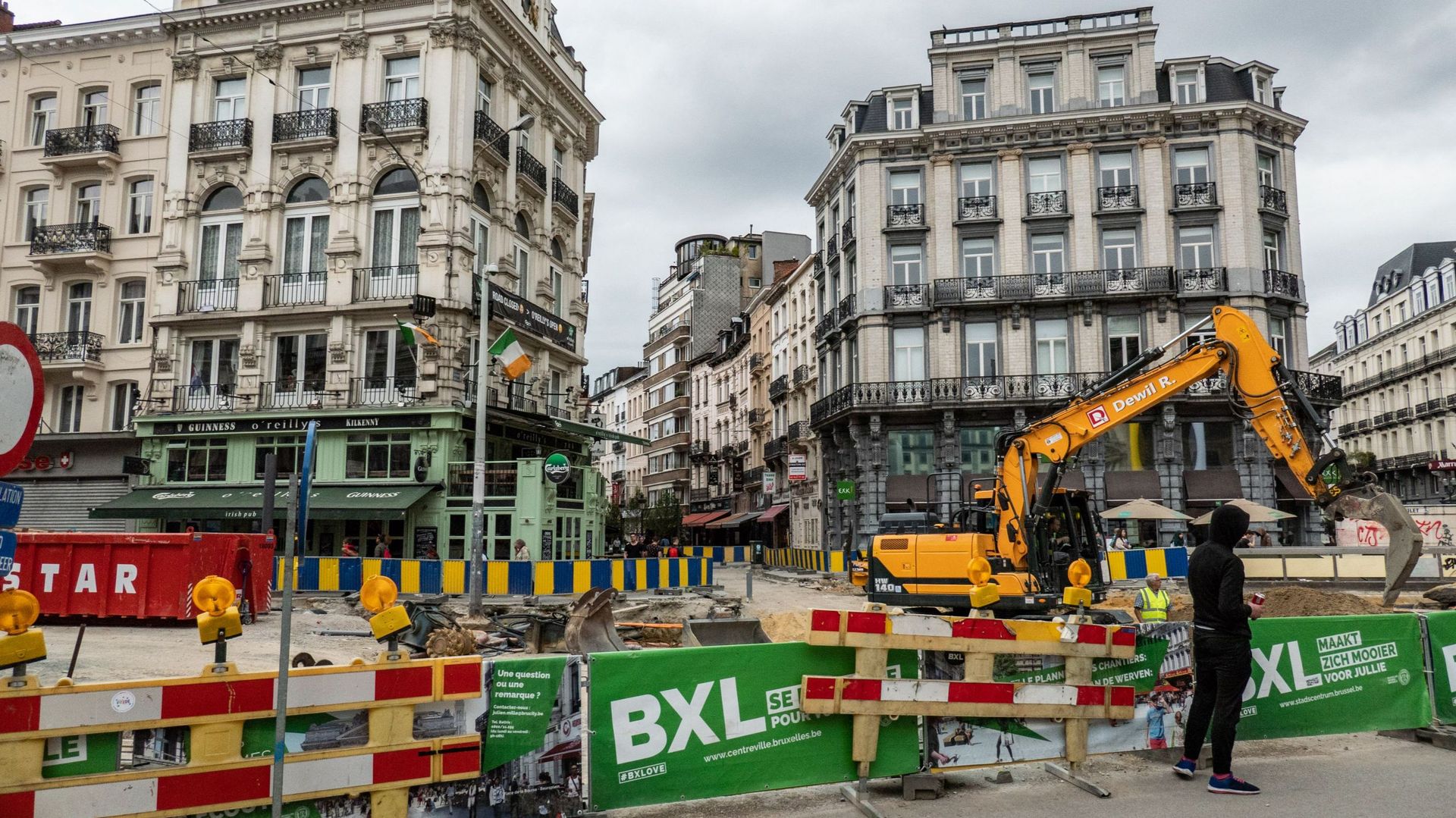 Bruxelles Chaos : quand un influenceur urbanisme décortique sa ville natale sur scène avec humour