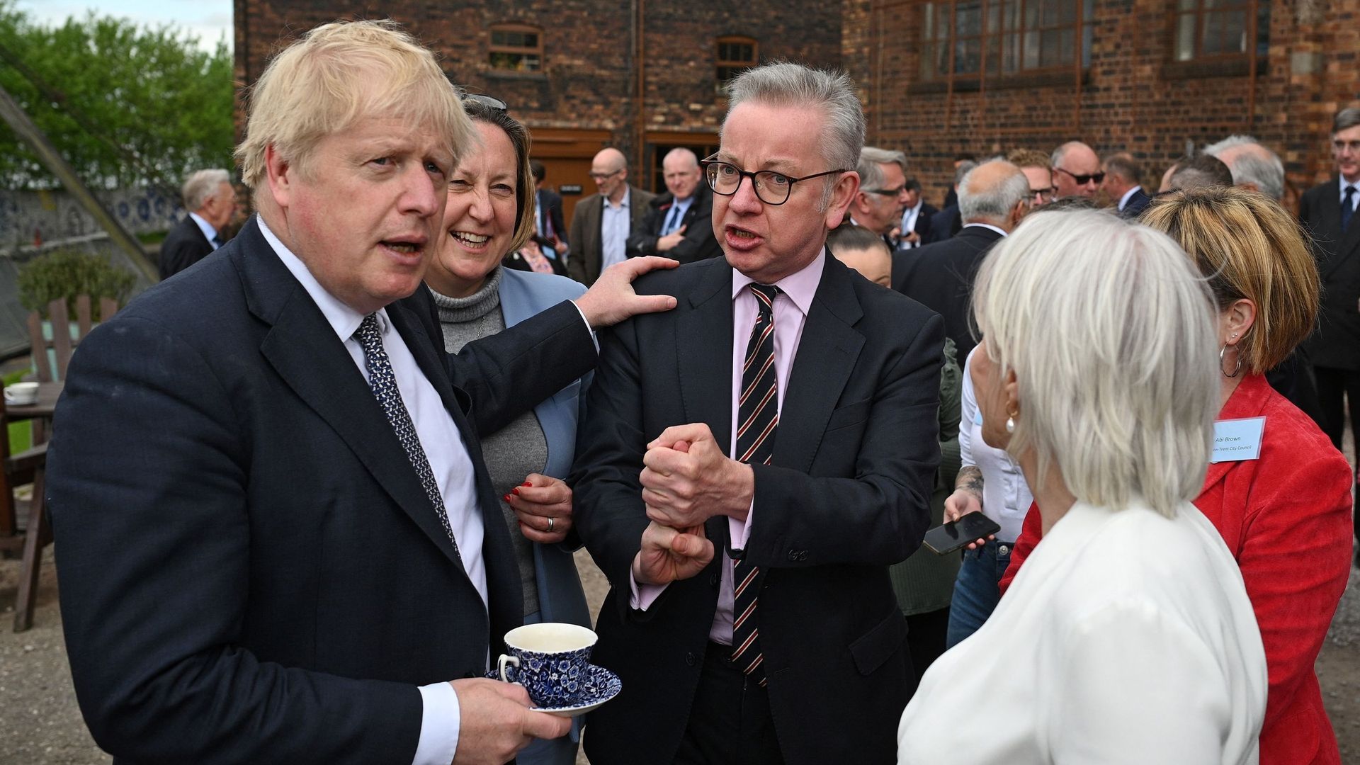 Le Premier ministre britannique Boris Johnson (à gauche), la secrétaire britannique au commerce international Anne-Marie Trevelyan (à gauche), le secrétaire britannique au logement Michael Gove (à droite) et la secrétaire britannique à la culture Nadine D