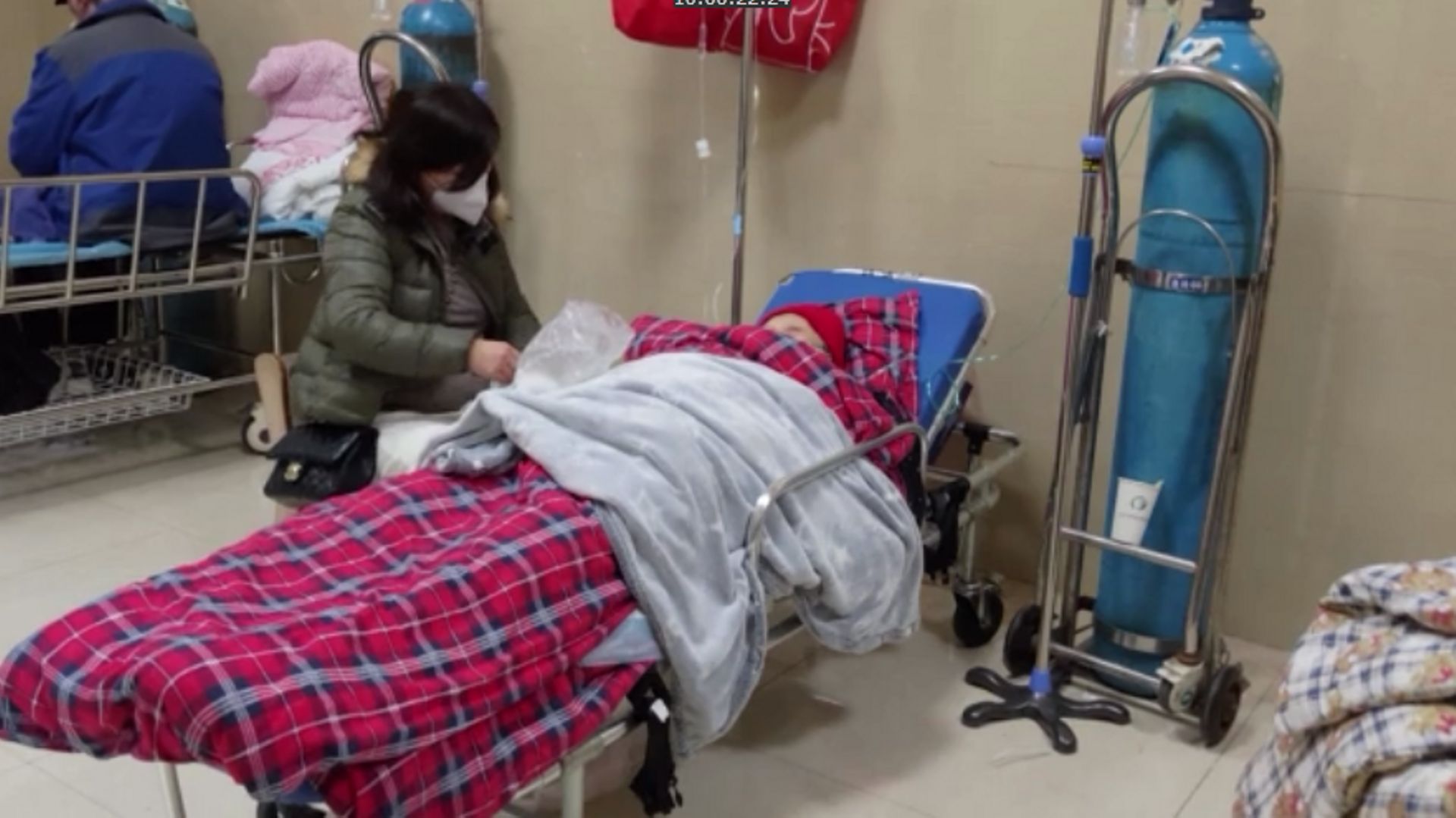 Après 7h d’attente, cette femme a pu faire entrer sa belle-mère à l’hôpital