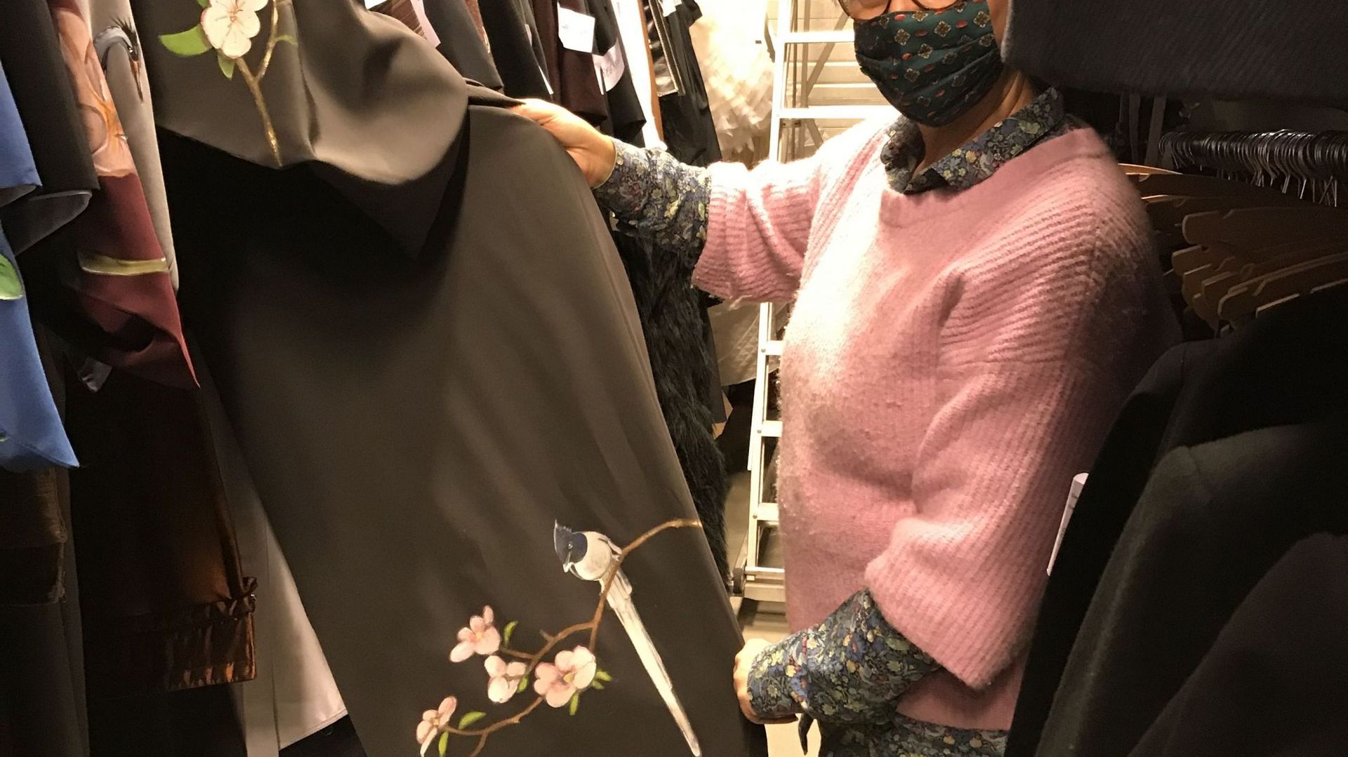 Magdalena Parlon est responsable du stock et de la conservation des costumes. Dans ses mains, l’un des magnifiques kimonos confectionnés dans les Ateliers de l’Opéra pour "Madame Butterfly"