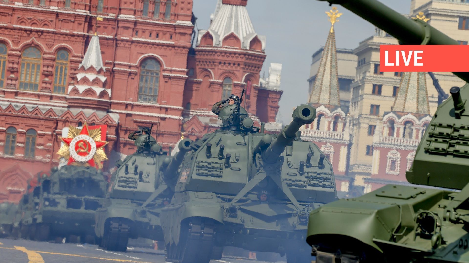 Des véhicules militaires russes se dirigent vers la Place Rouge en passant par la rue Tverskaya lors de la répétition du défilé militaire du Jour de la Victoire marquant le 77e anniversaire de la victoire sur l'Allemagne nazie lors de la Seconde Guerre mo