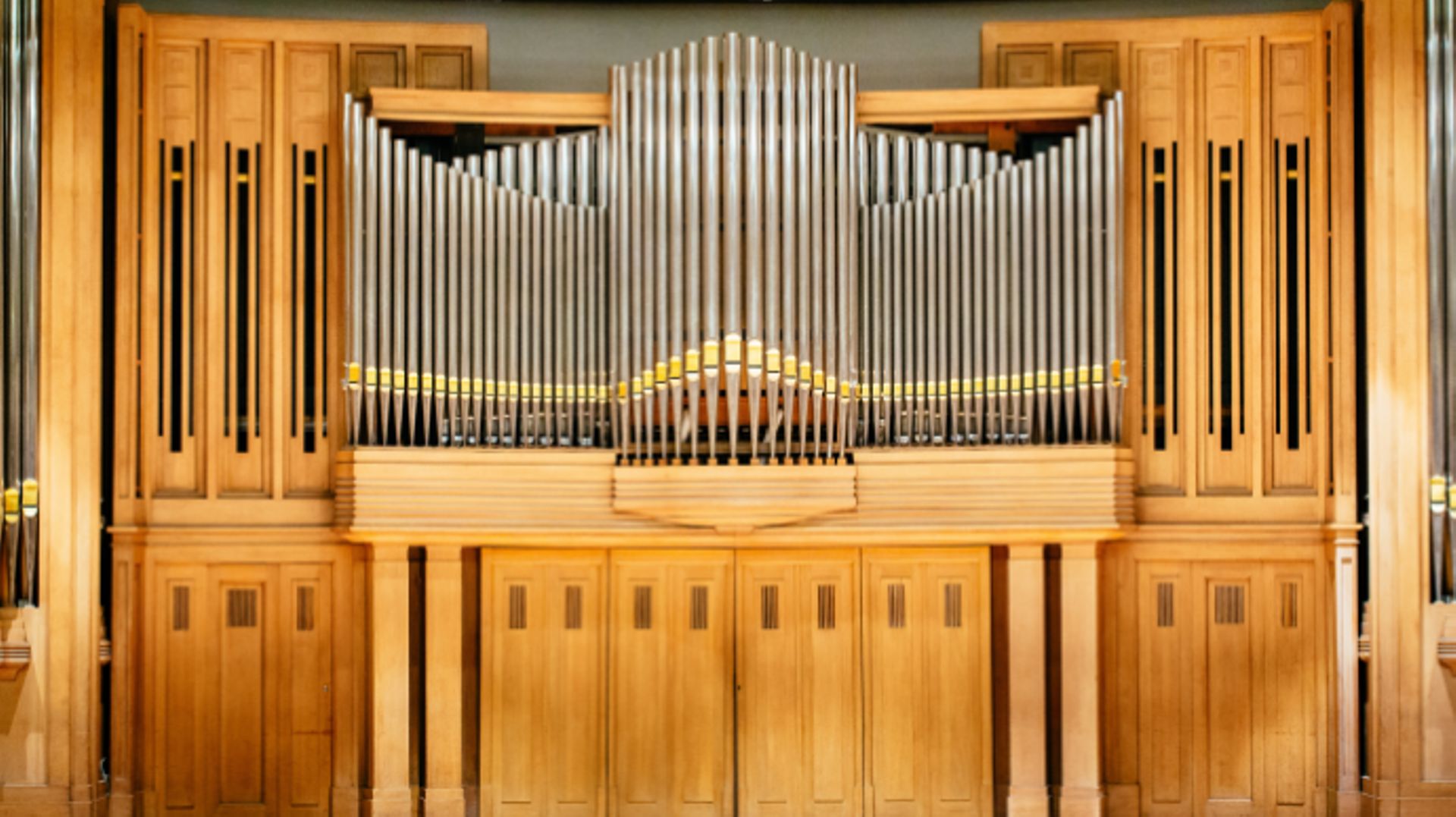  
L’orgue du Palais des beaux-arts, resté muet depuis près de 50 ans, a été entièrement restauré et s'apprête à jouer à nouveau.

