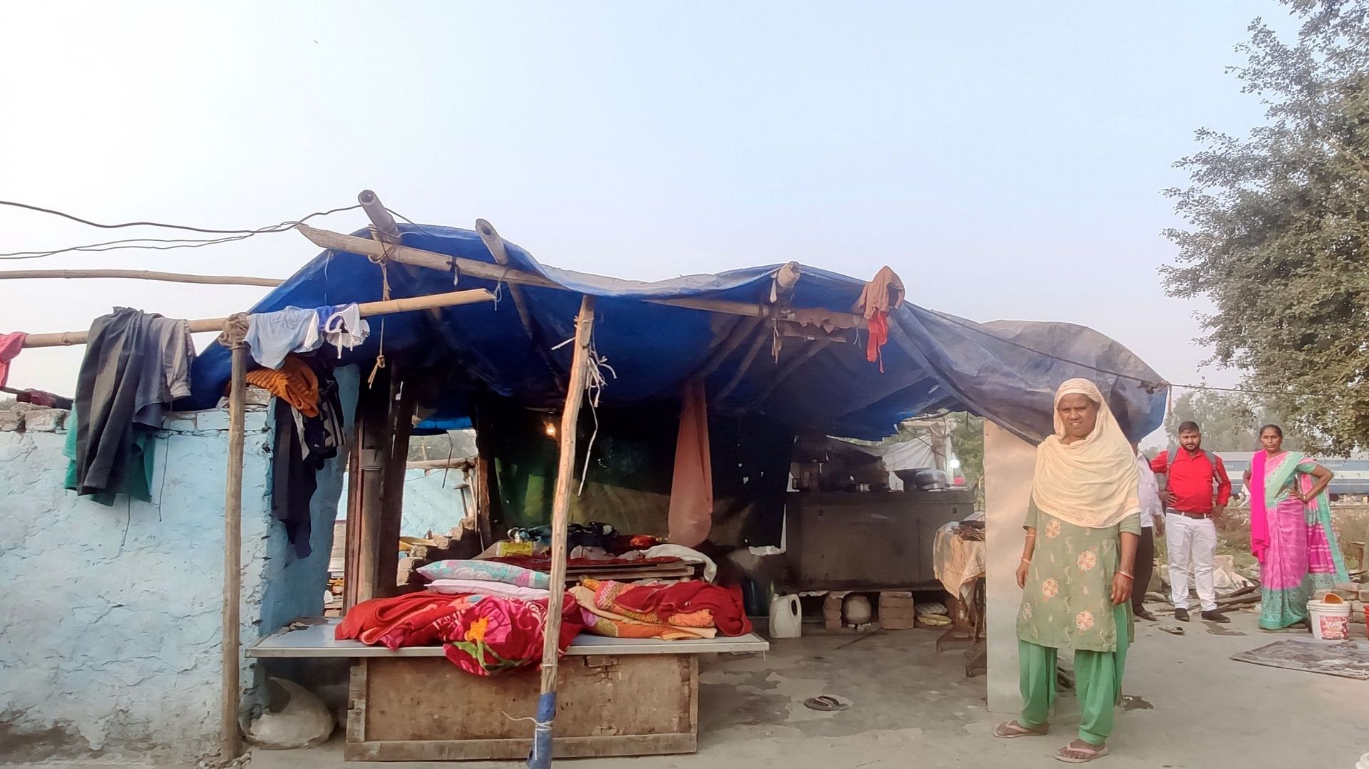 À New Delhi, les travailleurs modestes ne peuvent se payer de logements. Et certains vivent donc dans ce grand bidonville de Shakur Basti, sans eau ni électricité, ni même de mur à leur maison.