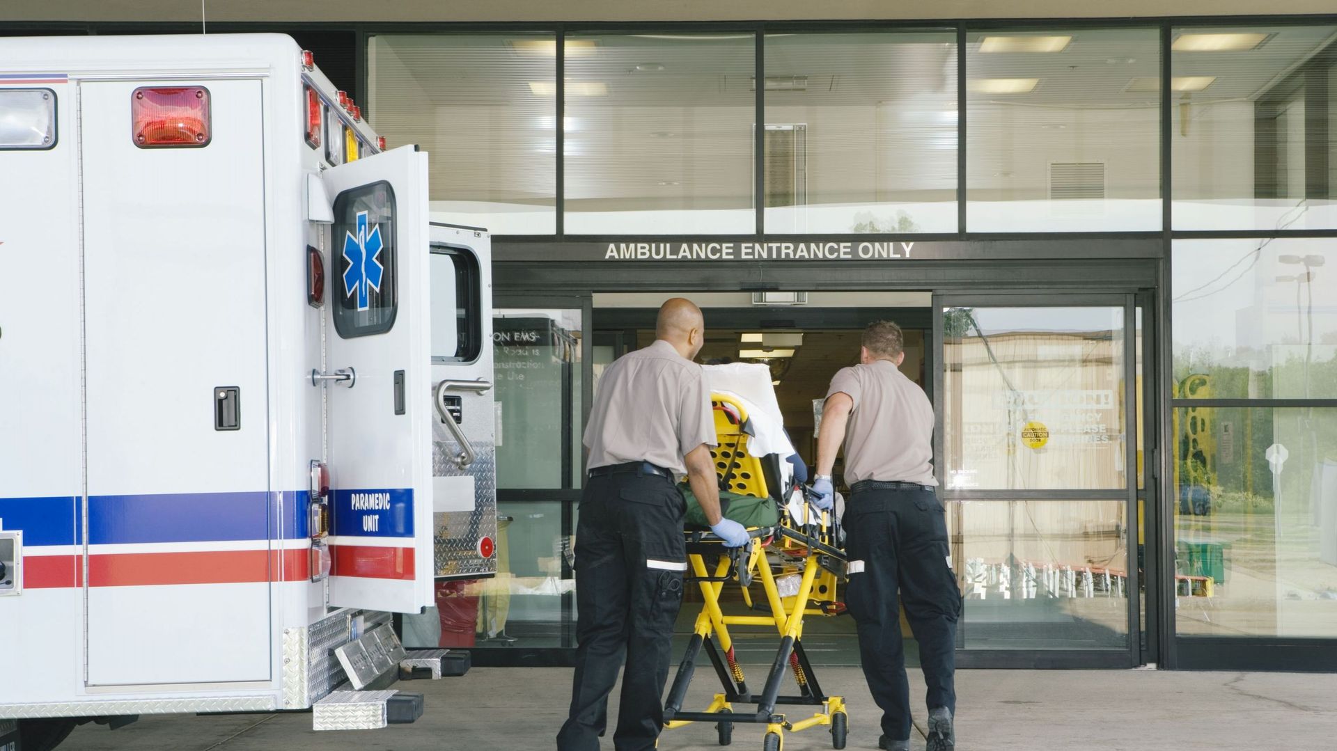 Appeler une ambulance si l'incident survient à l'extérieur d'un hôpital, vous comprenez le sens de cette règle ?