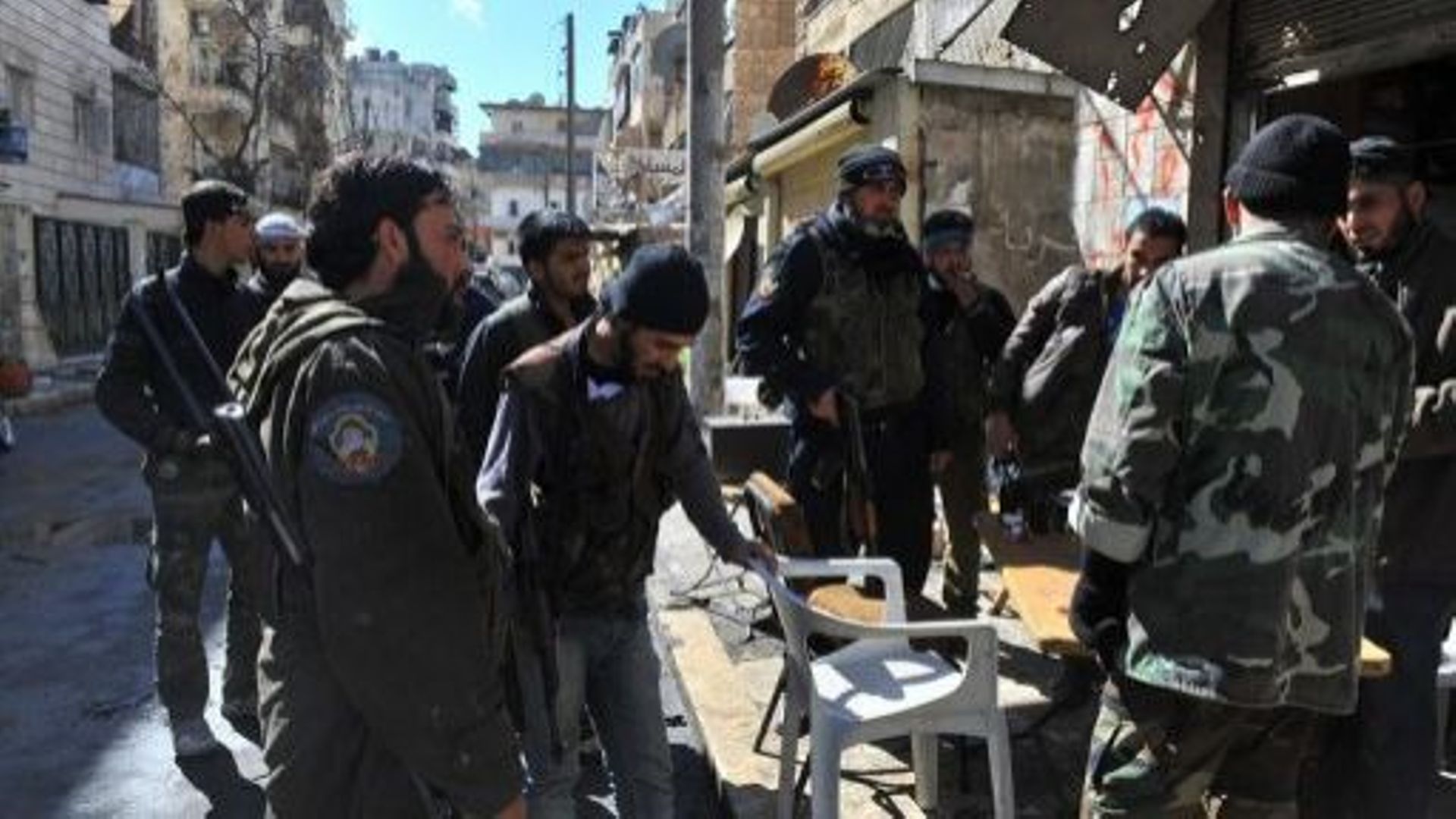 Des rebelles syriens improvisent une réunion à Alep le 23 mars 2013