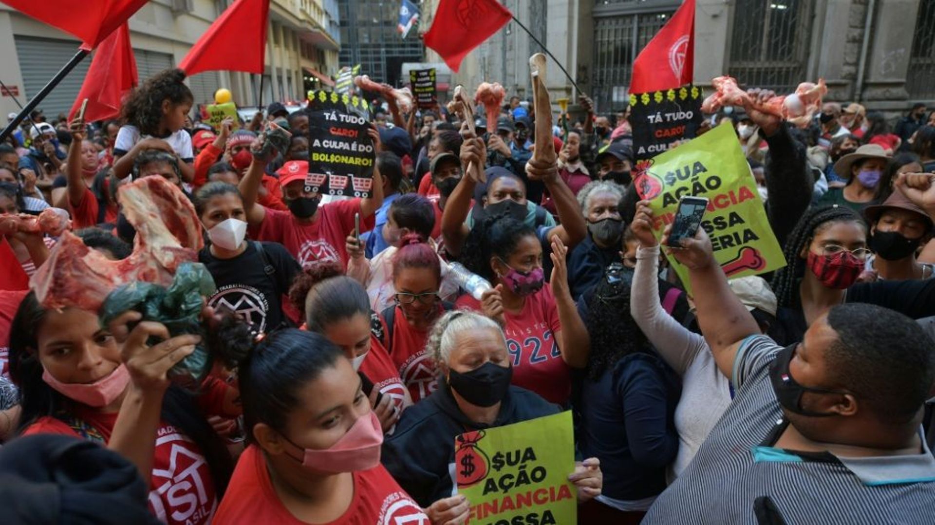 Des manifestants devant la bourse de Sao Paulo le 23 septembre 2021
