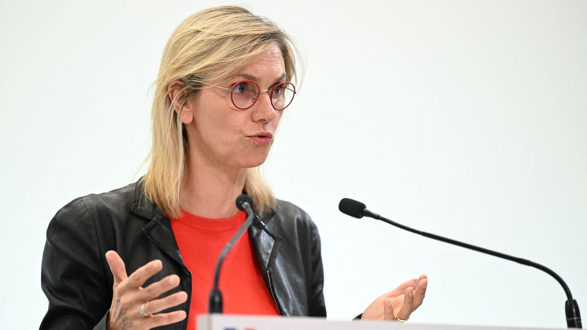 La ministre française de la Transition énergétique Agnès Pannier-Runacher fait des gestes alors qu'elle prononce un discours lors d'une conférence de presse sur la situation énergétique en France et en Europe à Paris, le 14 septembre 2022.