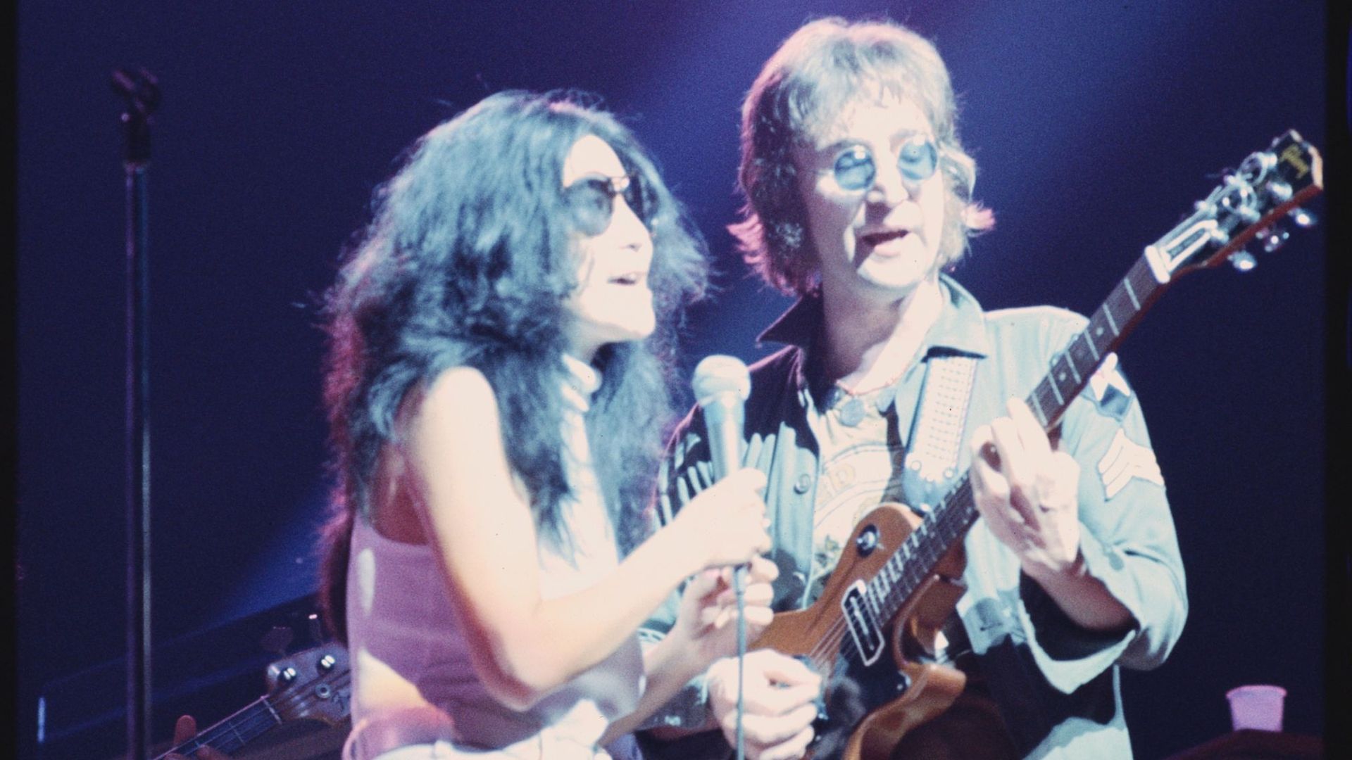 Le Plastic Ono Band, c’est avant tout l’histoire de John Lennon et Yoko Ono, un John plus sombre qu'il n'y parait...