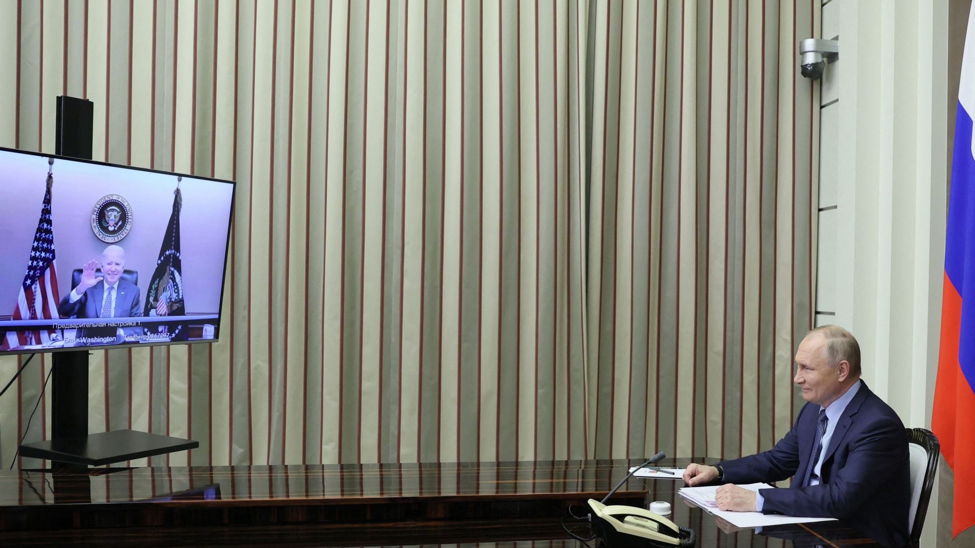 Le président russe Vladimir Poutine lors d'une réunion avec le président américain Joe Biden via un appel vidéo dans la station balnéaire de la mer Noire de Sotchi, le 7 décembre 2021.