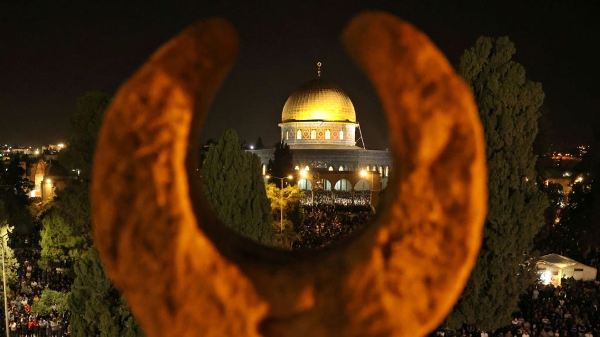 Des fidèles musulmans palestiniens prient devant le Dôme du Rocher de la mosquée Al-Aqsa à Jérusalem, le 27 avril 2022