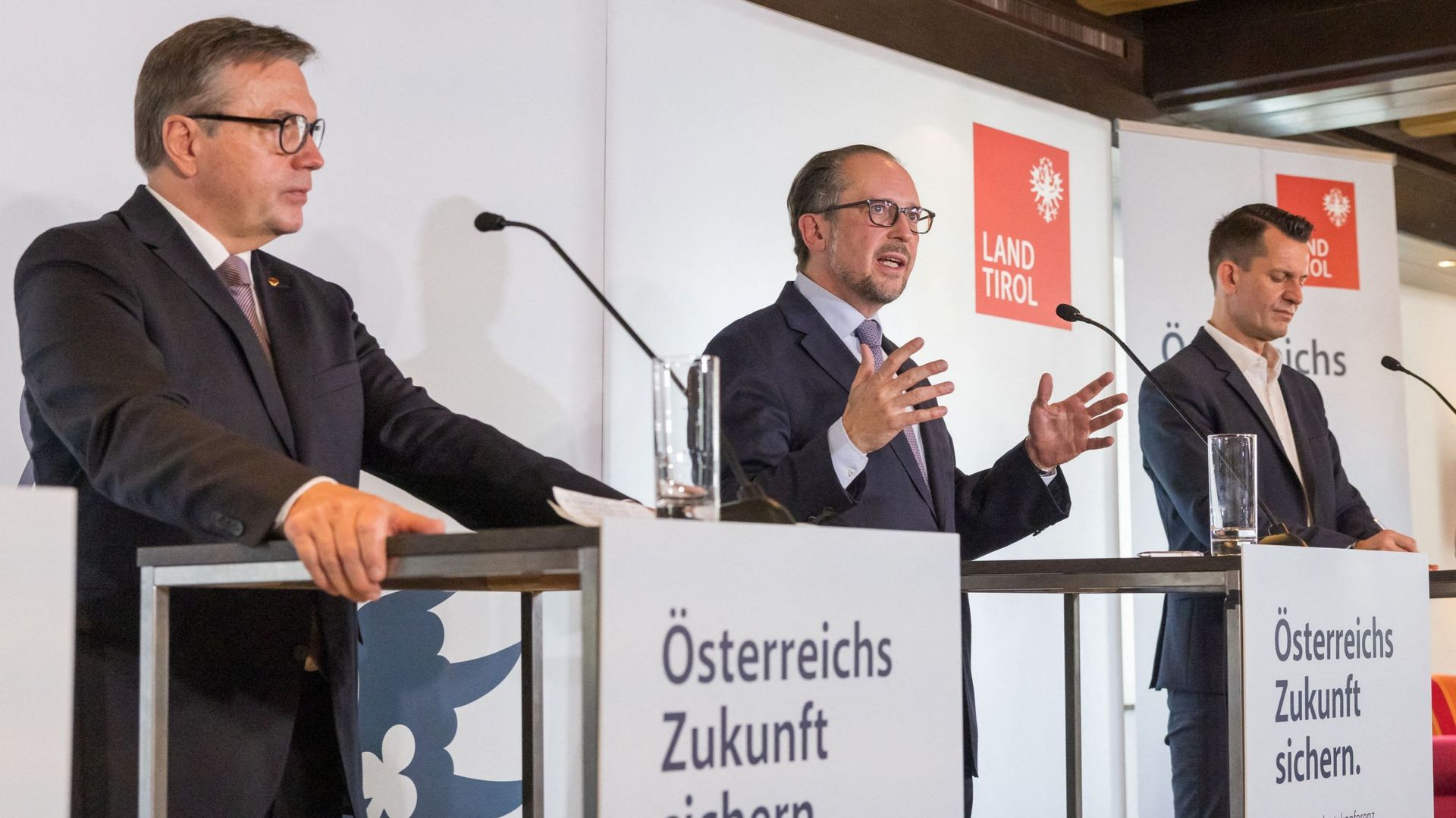 Le chancelier autrichien Alexander Schallenberg a annoncé le confinement et l'obligation vaccinale lors d'une conférence de presse au Tyrol, ce 19 novembre 2021