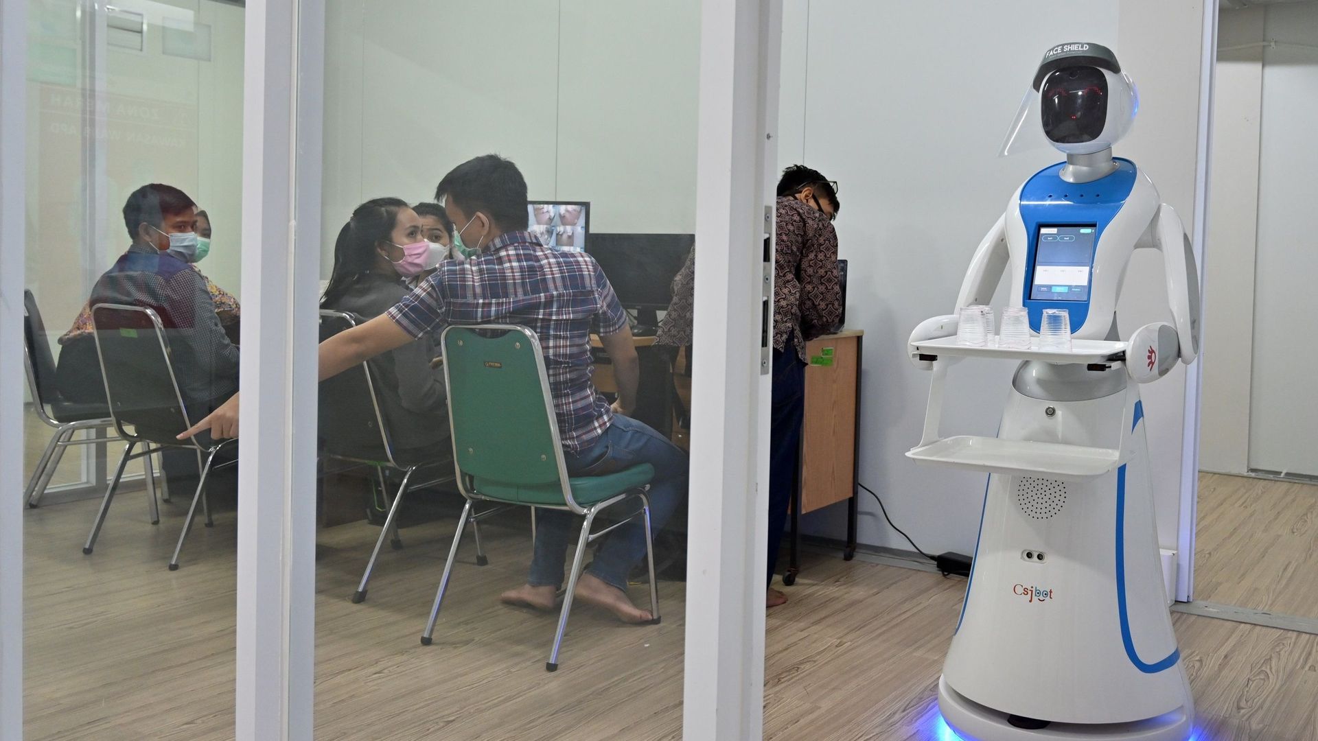 Des scientifiques de Singapour ont inventé un robot désinfectant qui imite les gestes humains afin d'aider le personnel de nettoyage débordé depuis le début de la crise du coronavirus