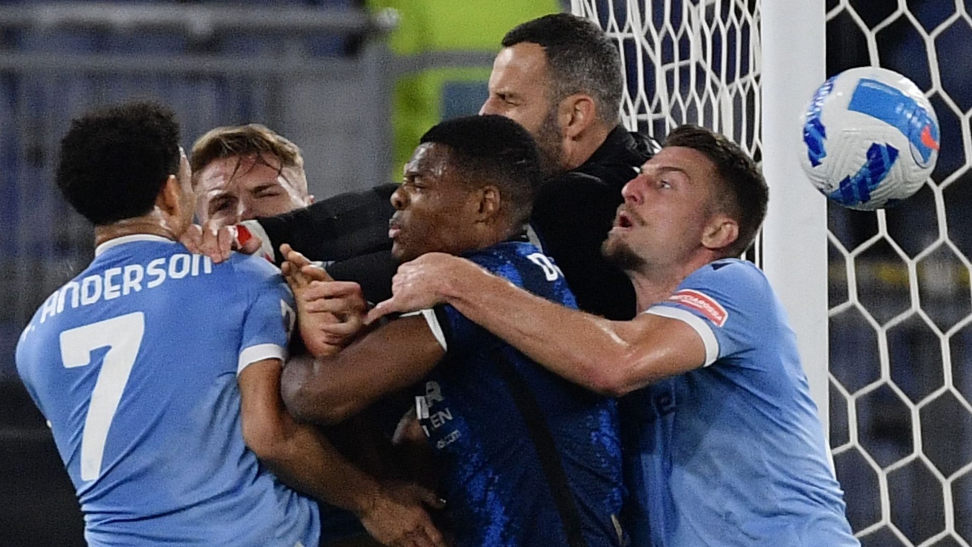 Felipe Anderson secoué après le deuxième but de la Lazio face à l’Inter