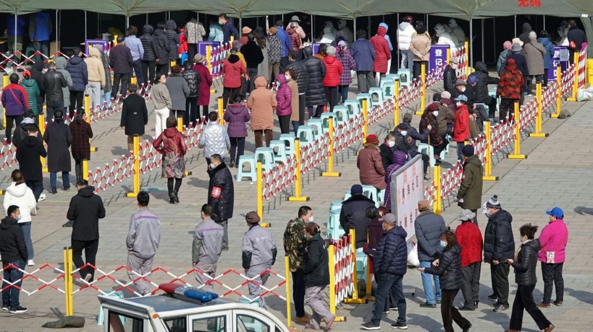 Les queues se forment pour passer les tests covid, à Yantai, dans la province de Shandong, le 14 mars 2022