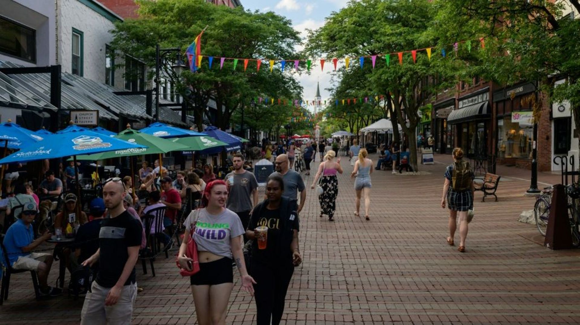 Des piétons dans une des rues principales de  Burlington  (Vermont), le 28 juin 2021