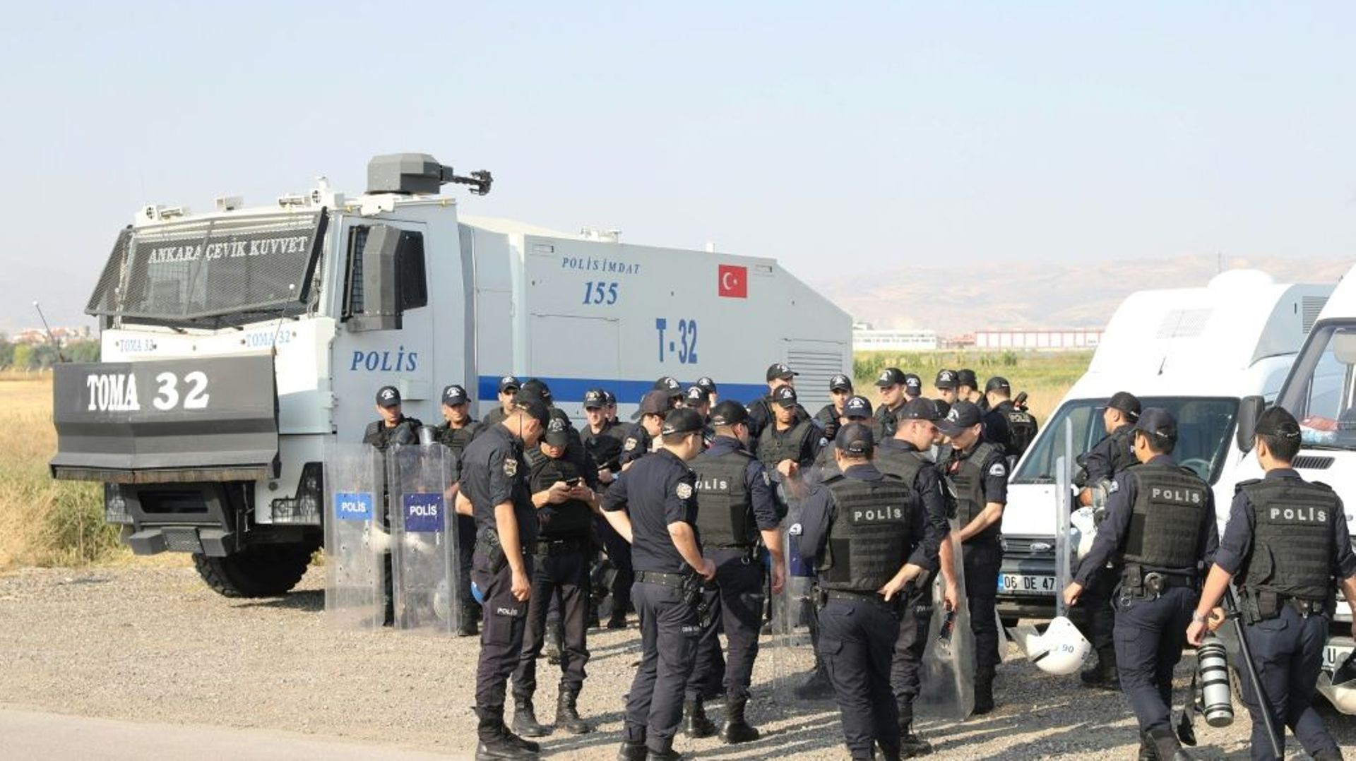 Des policiers turcs aux abords de la prison de Sincan près d'Ankara, le 28 septembre 2017