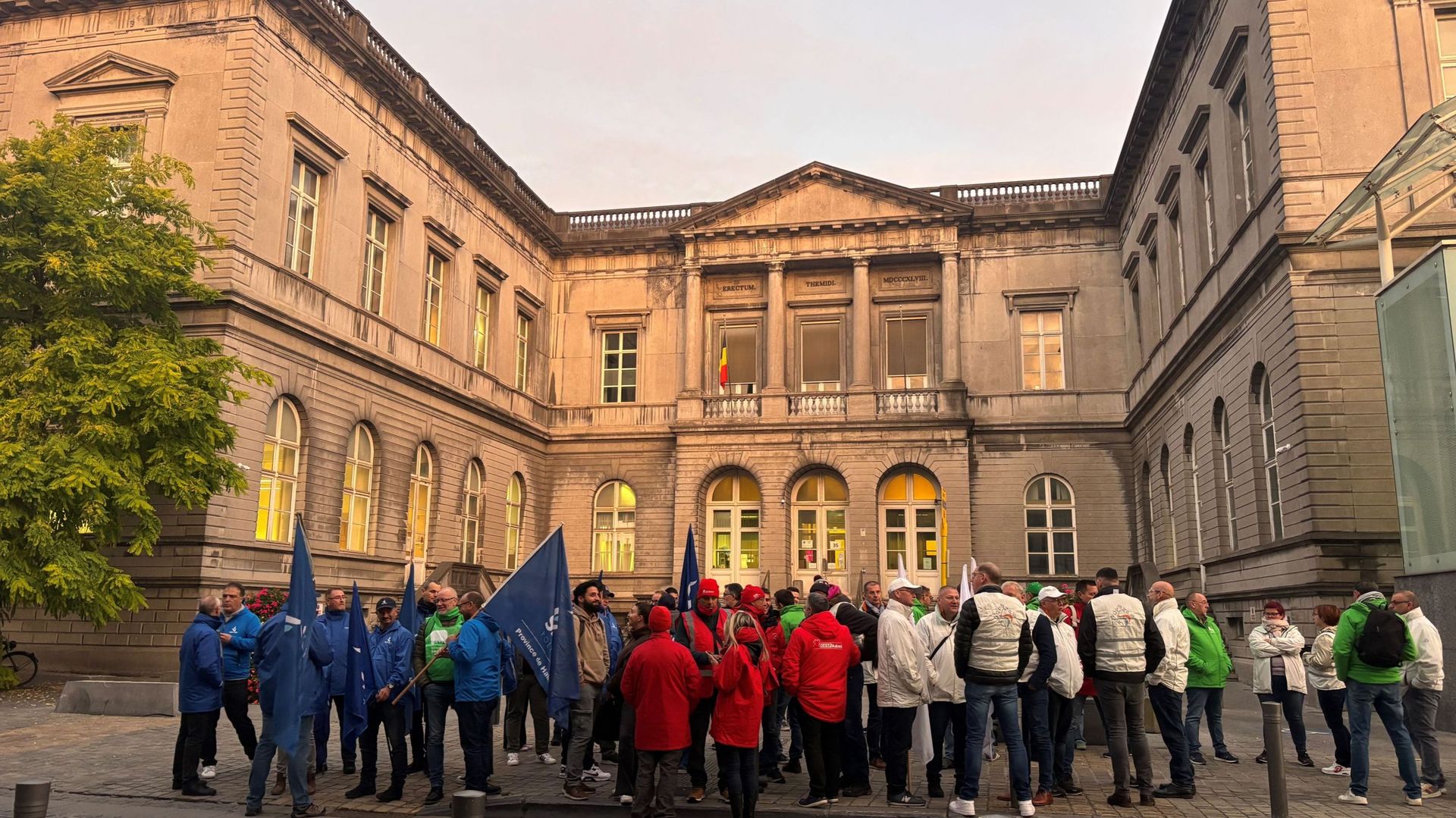 "C’est un taudis" : des policiers manifestent à Mons pour dénoncer l’état du Palais de Justice