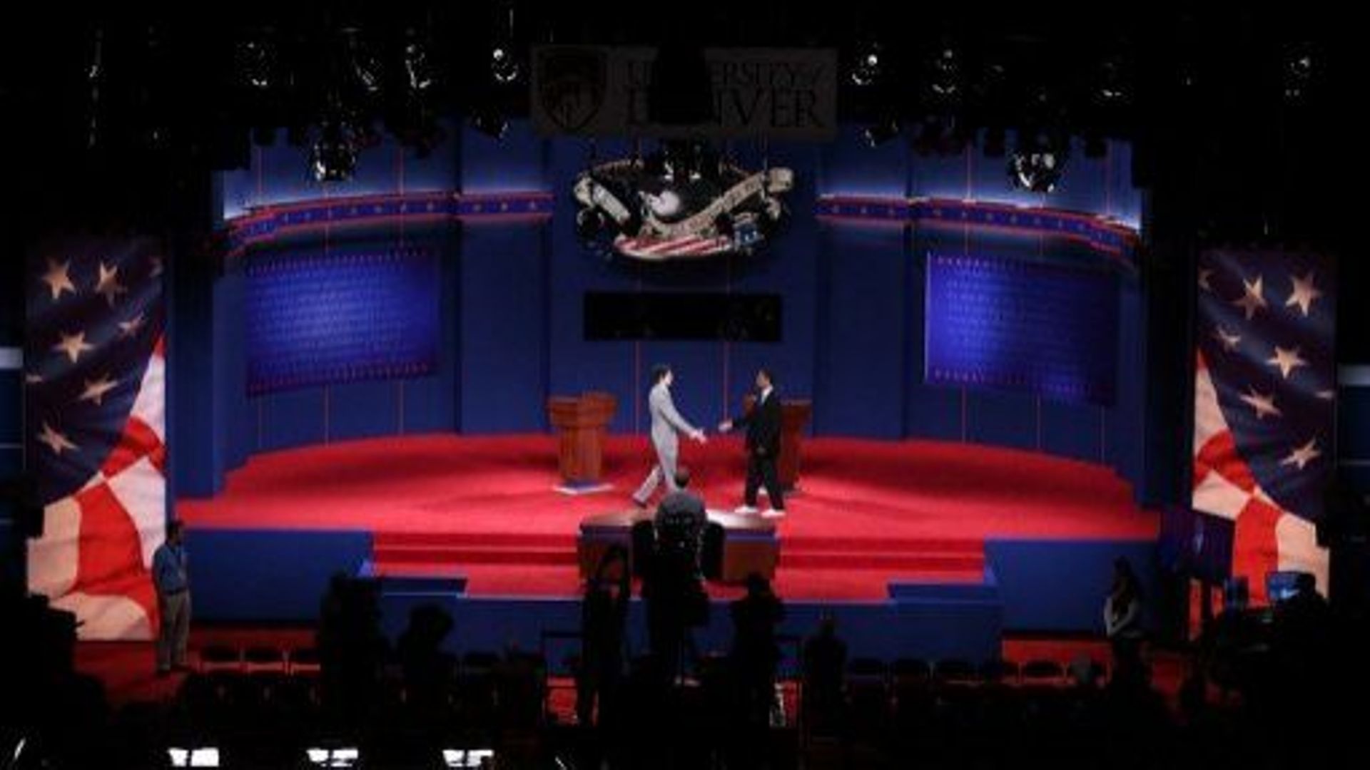 Deux étudiants figurent Barack Obama et Mitt Romney lors des répétitions techniques du débat entre les deux candidats à la Maison Blanche, le 2 octobre 2012 à Denver